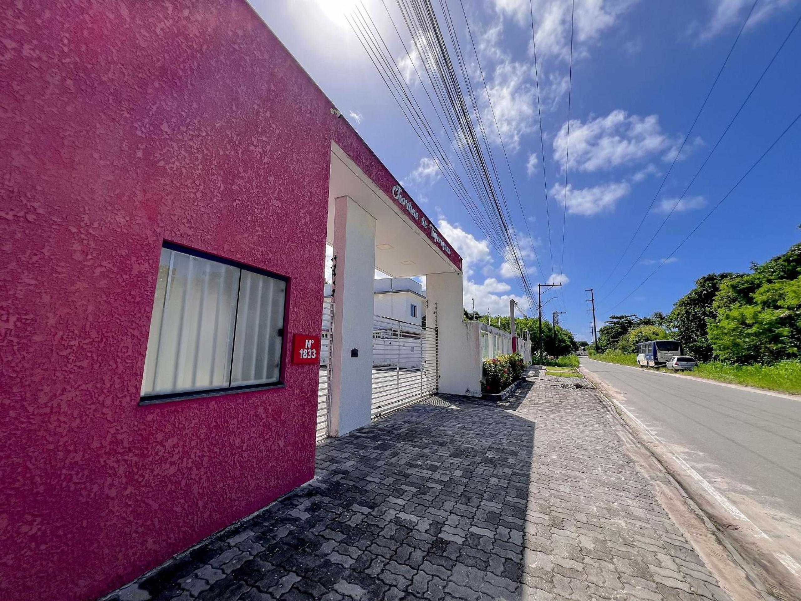 Apê pavimento superior com 3 quartos com ar condicionado, varanda e suite com vista para a piscina e internet privativa, a poucos metros da Praia de Tapera