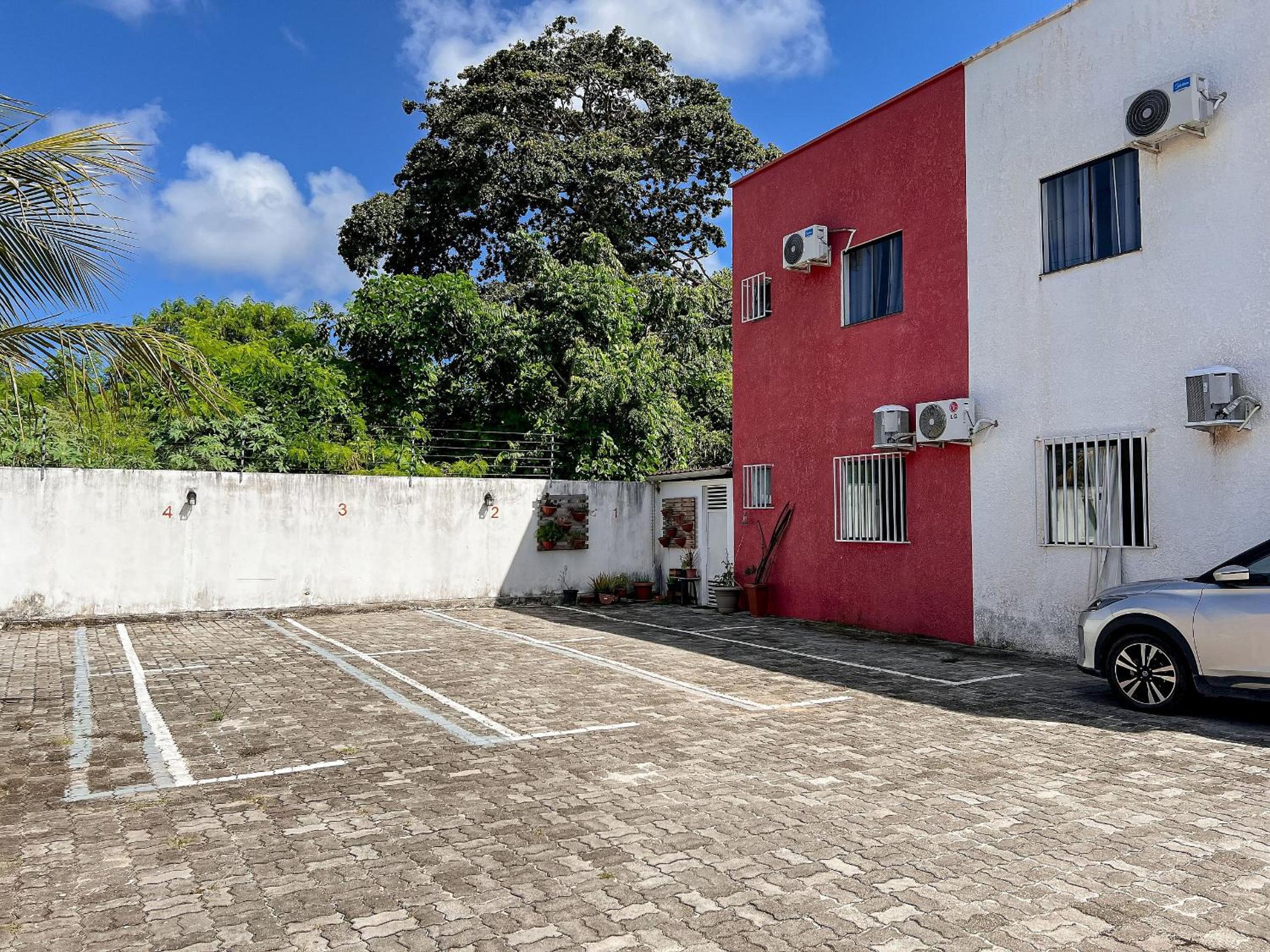 Apê pavimento superior com 3 quartos com ar condicionado, varanda e suite com vista para a piscina e internet privativa, a poucos metros da Praia de Tapera