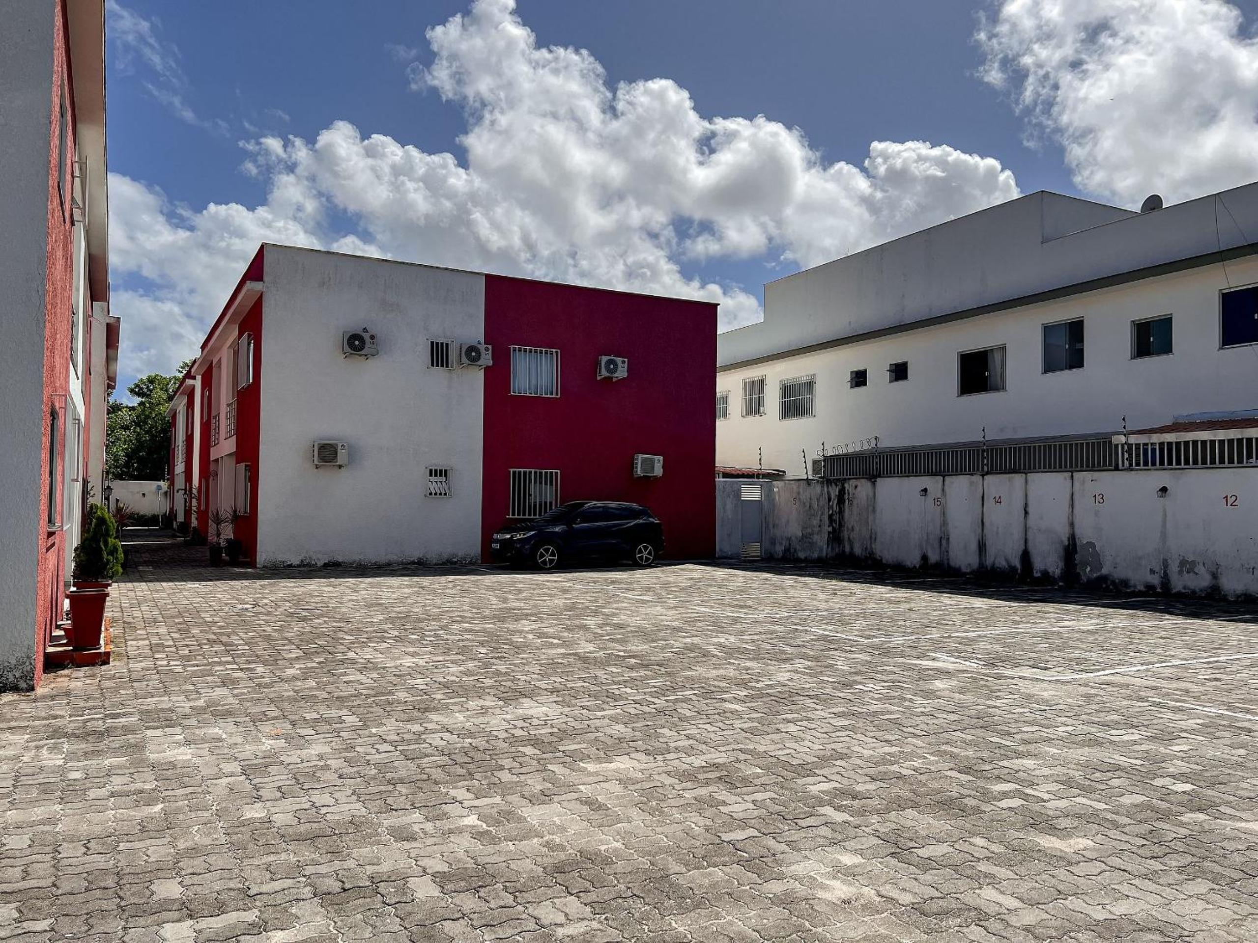 Apê pavimento superior com 3 quartos com ar condicionado, varanda e suite com vista para a piscina e internet privativa, a poucos metros da Praia de Tapera