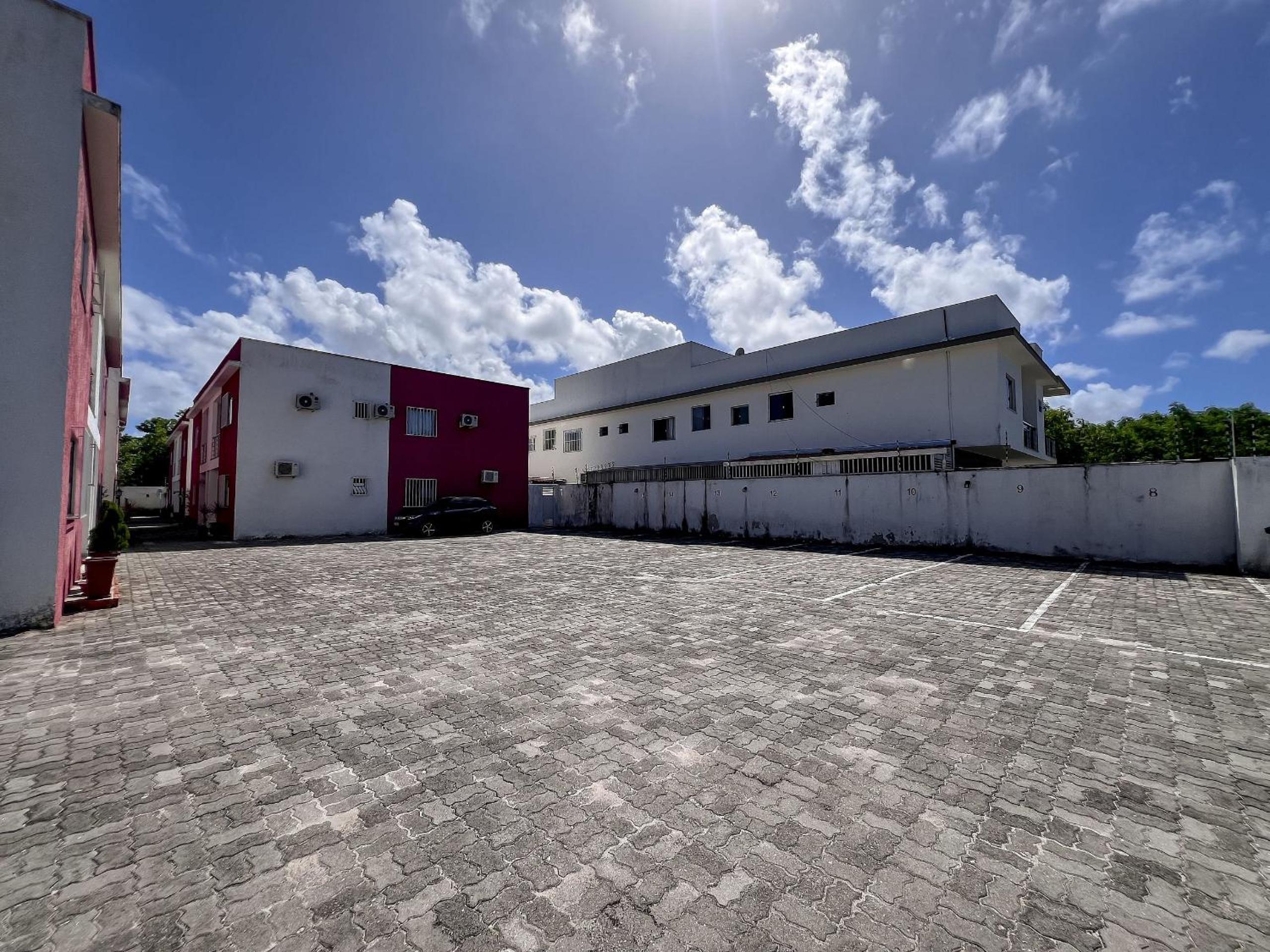 Apê pavimento superior com 3 quartos com ar condicionado, varanda e suite com vista para a piscina e internet privativa, a poucos metros da Praia de Tapera