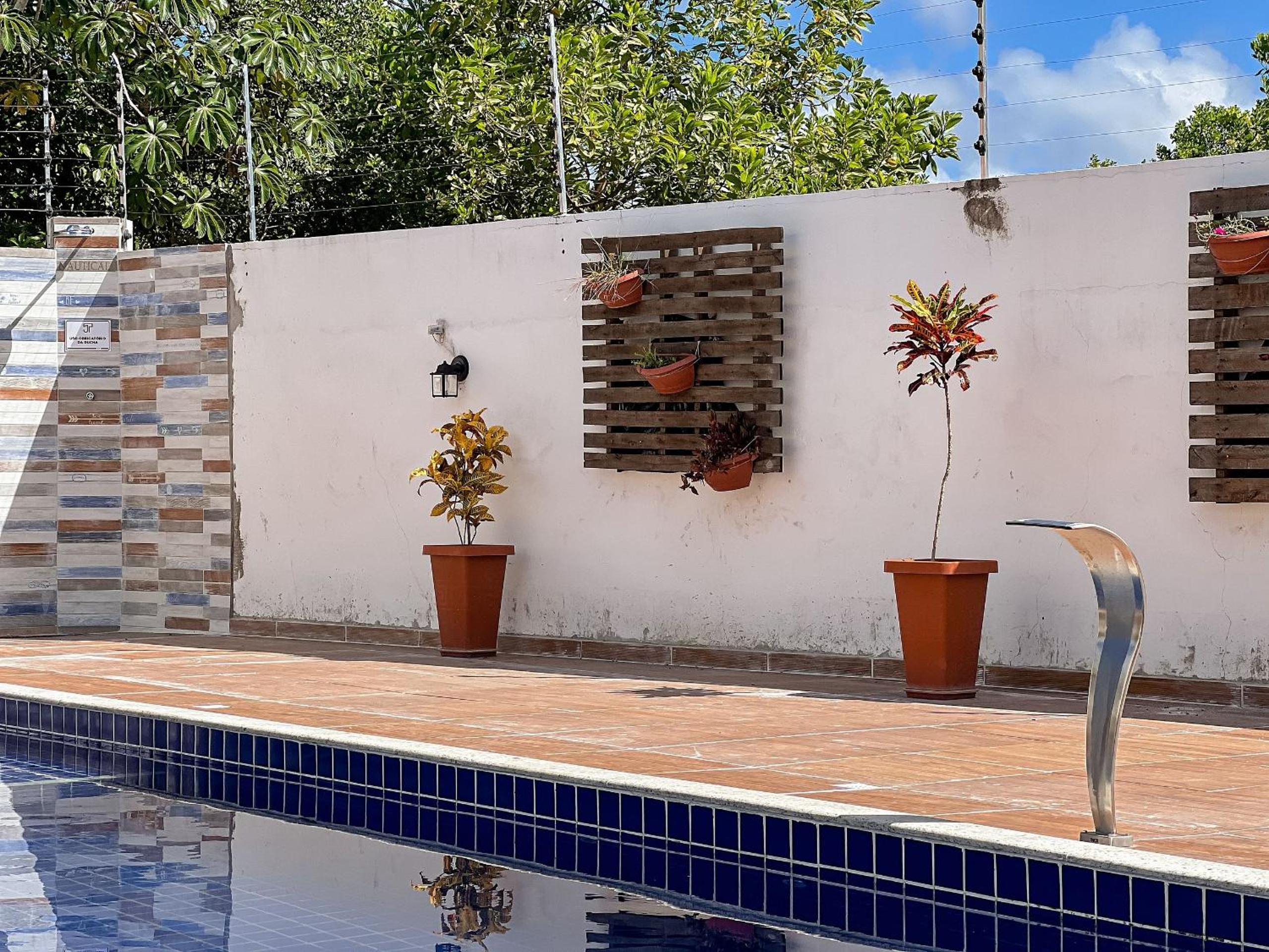 Apê pavimento superior com 3 quartos com ar condicionado, varanda e suite com vista para a piscina e internet privativa, a poucos metros da Praia de Tapera