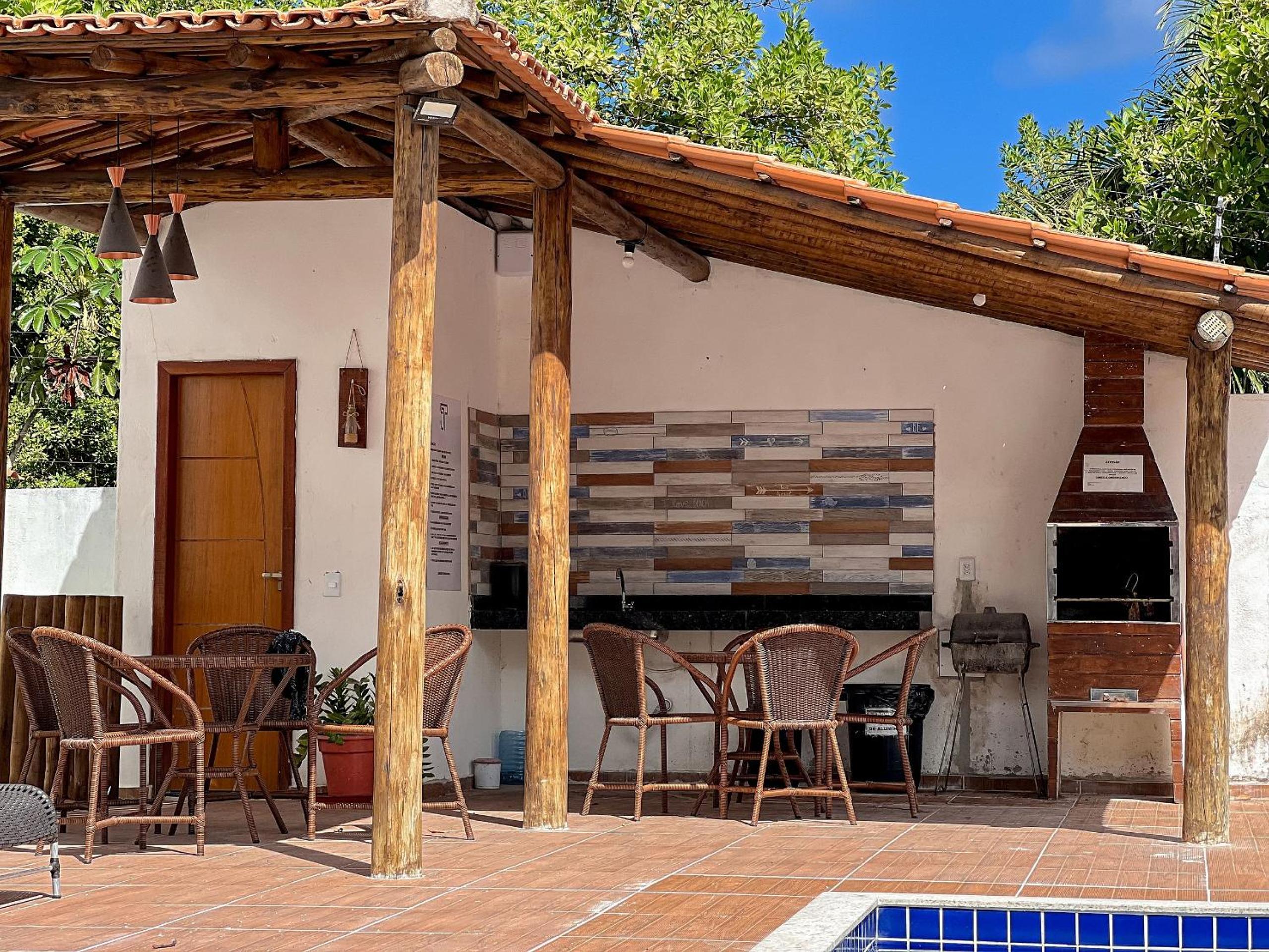 Apê pavimento superior com 3 quartos com ar condicionado, varanda e suite com vista para a piscina e internet privativa, a poucos metros da Praia de Tapera
