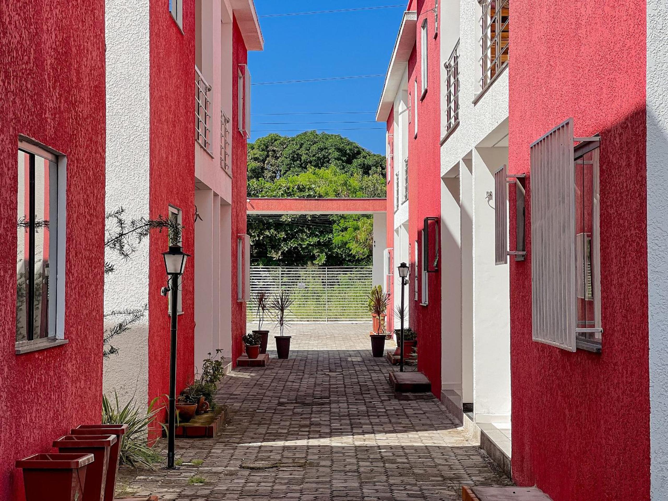 Apê pavimento superior com 3 quartos com ar condicionado, varanda e suite com vista para a piscina e internet privativa, a poucos metros da Praia de Tapera