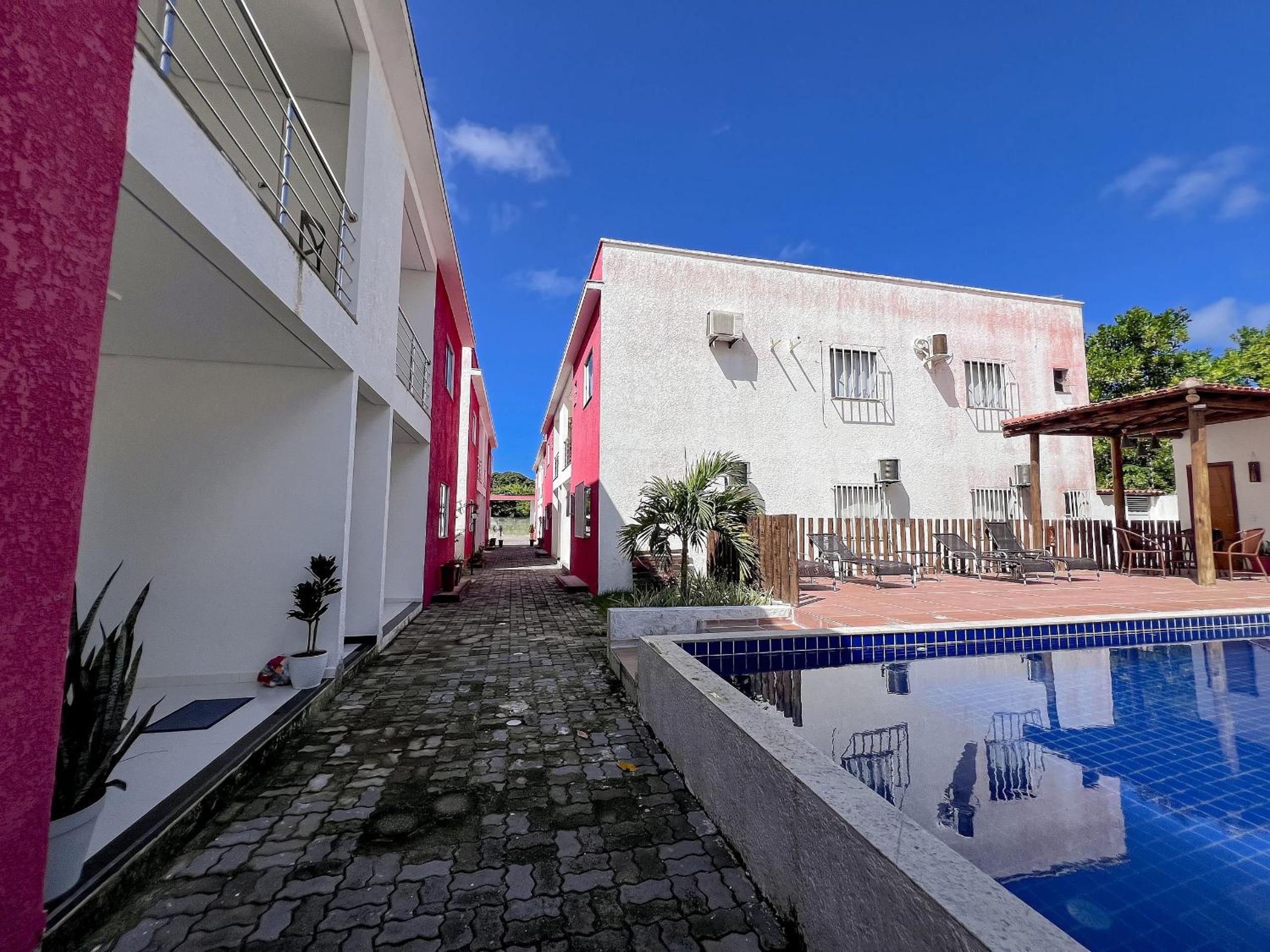 Apê pavimento superior com 3 quartos com ar condicionado, varanda e suite com vista para a piscina e internet privativa, a poucos metros da Praia de Tapera
