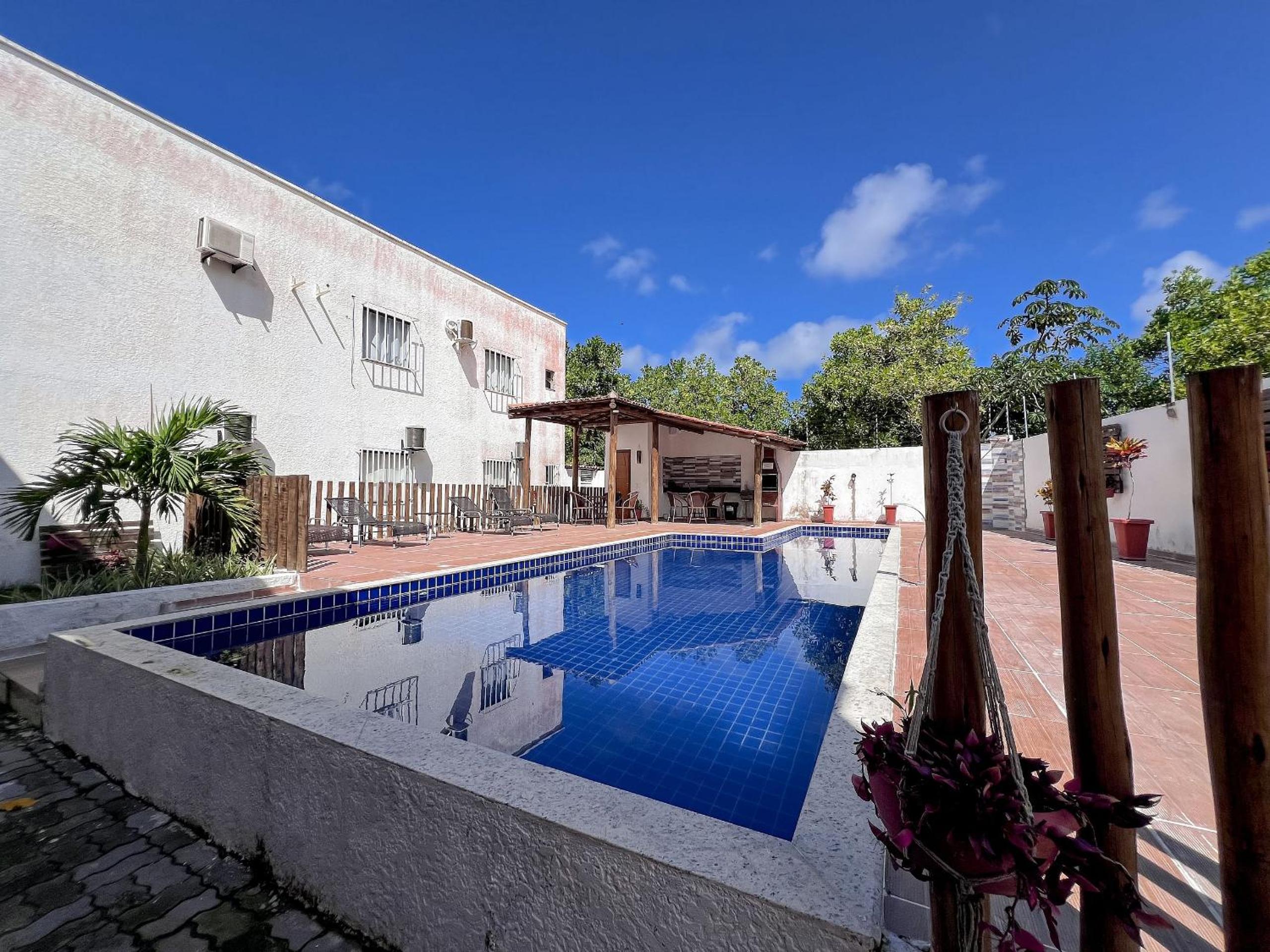 Apê pavimento superior com 3 quartos com ar condicionado, varanda e suite com vista para a piscina e internet privativa, a poucos metros da Praia de Tapera