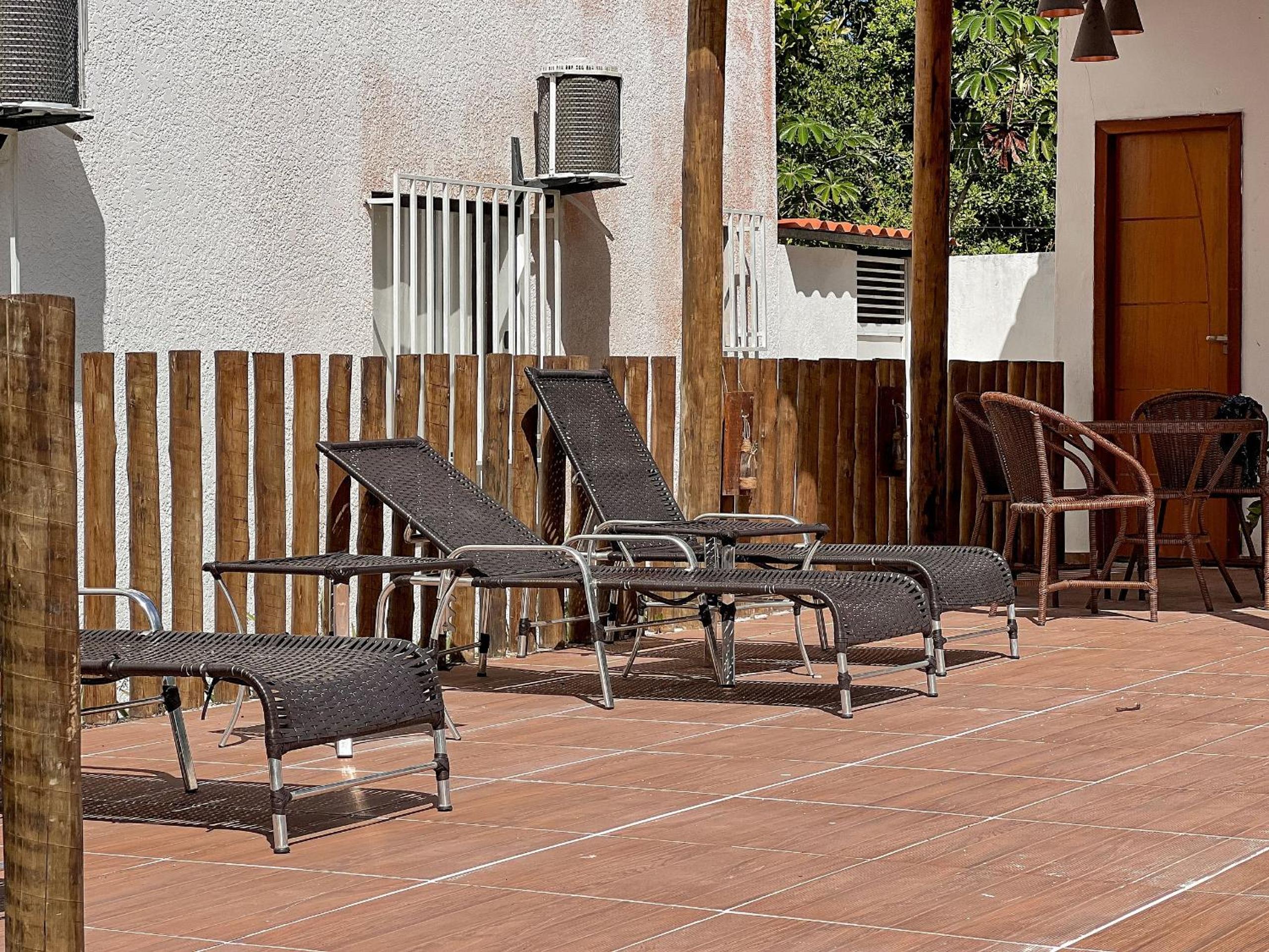 Apê pavimento superior com 3 quartos com ar condicionado, varanda e suite com vista para a piscina e internet privativa, a poucos metros da Praia de Tapera