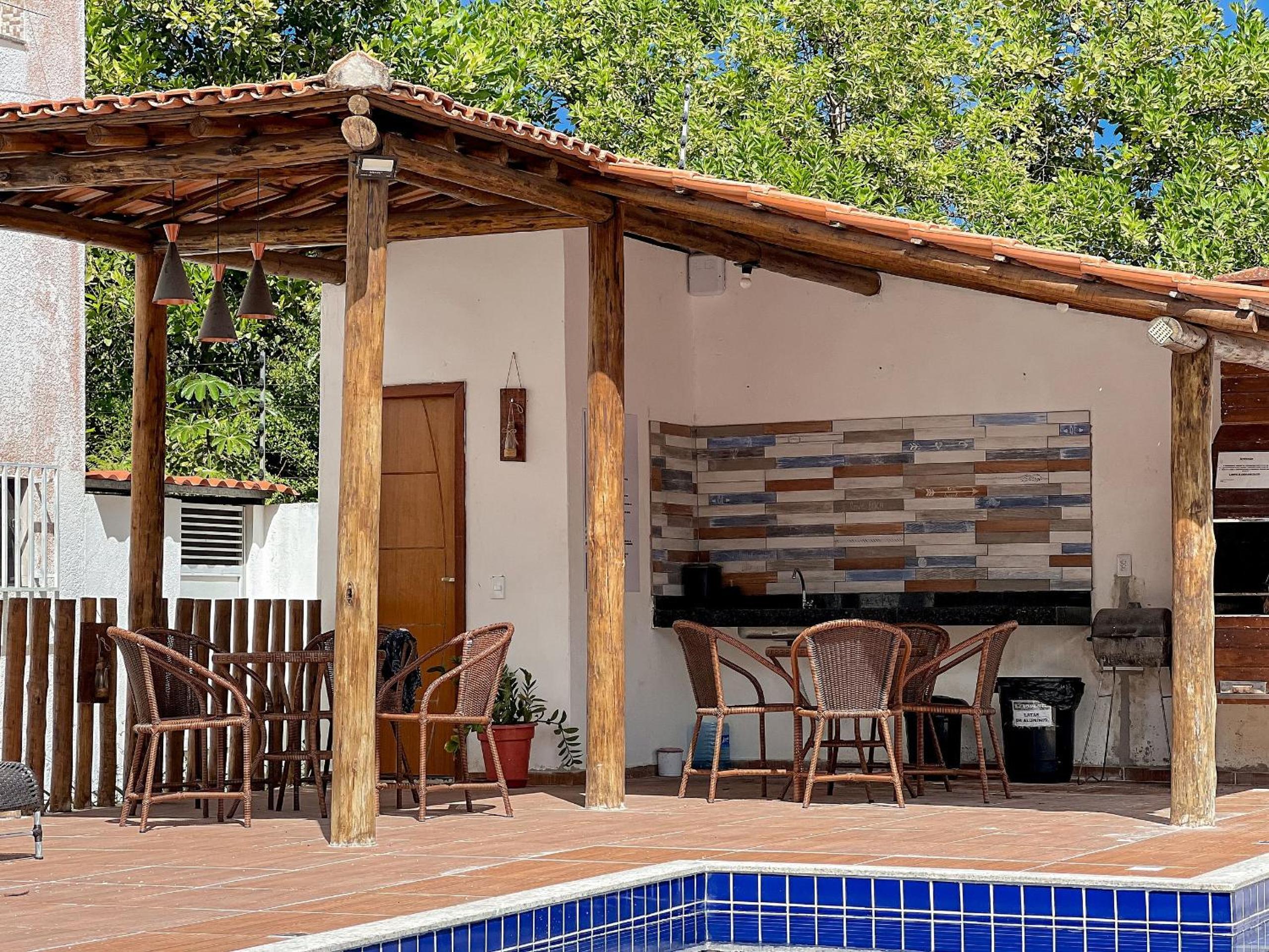 Apê pavimento superior com 3 quartos com ar condicionado, varanda e suite com vista para a piscina e internet privativa, a poucos metros da Praia de Tapera