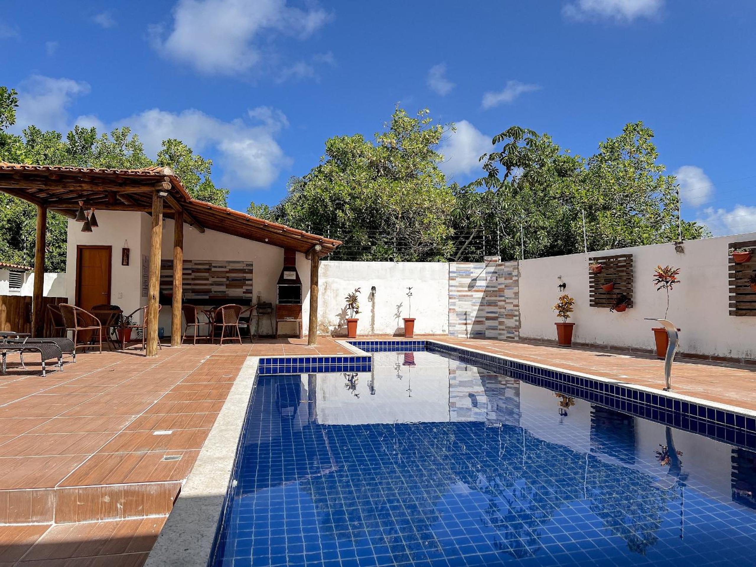 Apê pavimento superior com 3 quartos com ar condicionado, varanda e suite com vista para a piscina e internet privativa, a poucos metros da Praia de Tapera