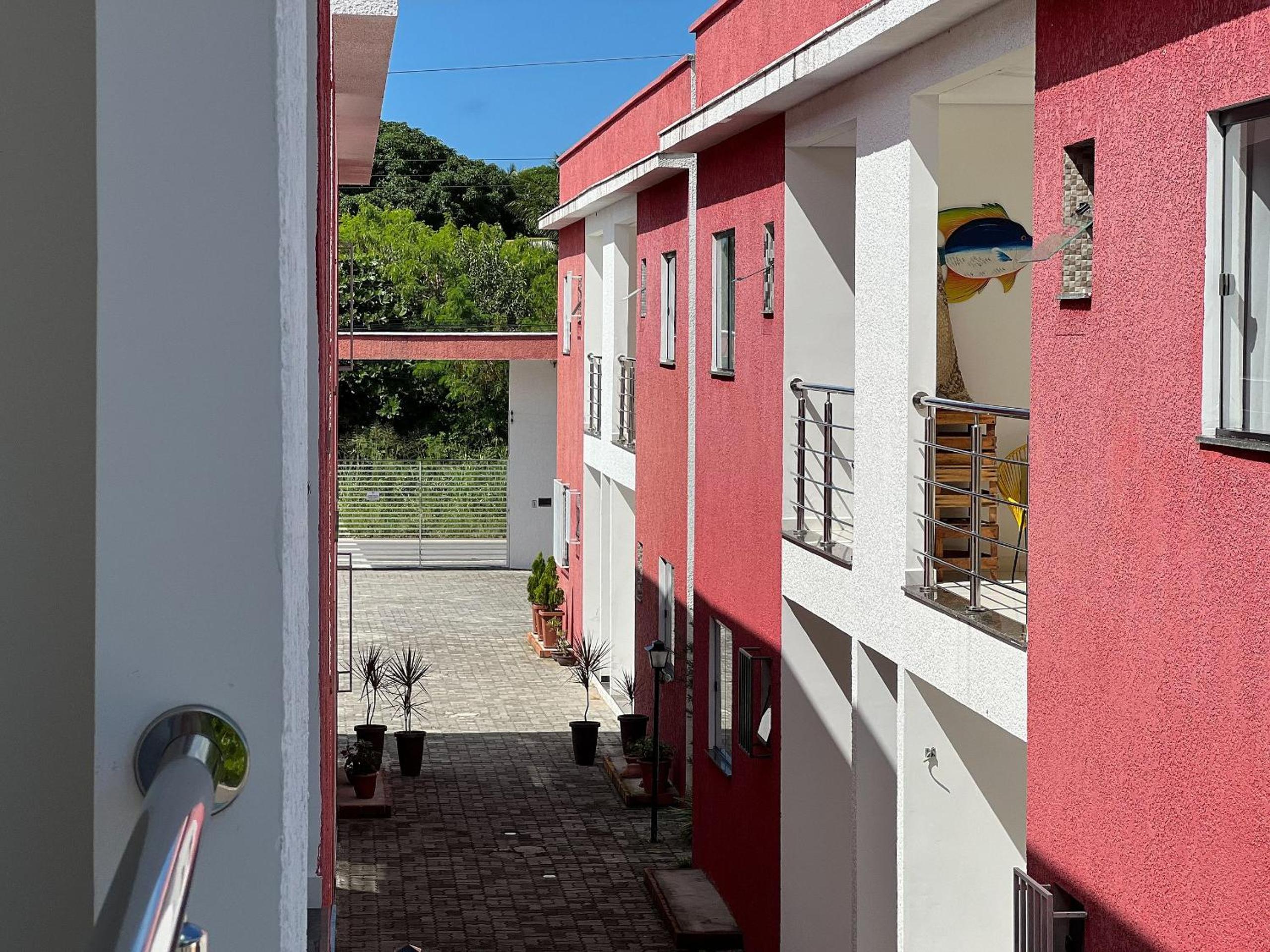 Apê pavimento superior com 3 quartos com ar condicionado, varanda e suite com vista para a piscina e internet privativa, a poucos metros da Praia de Tapera