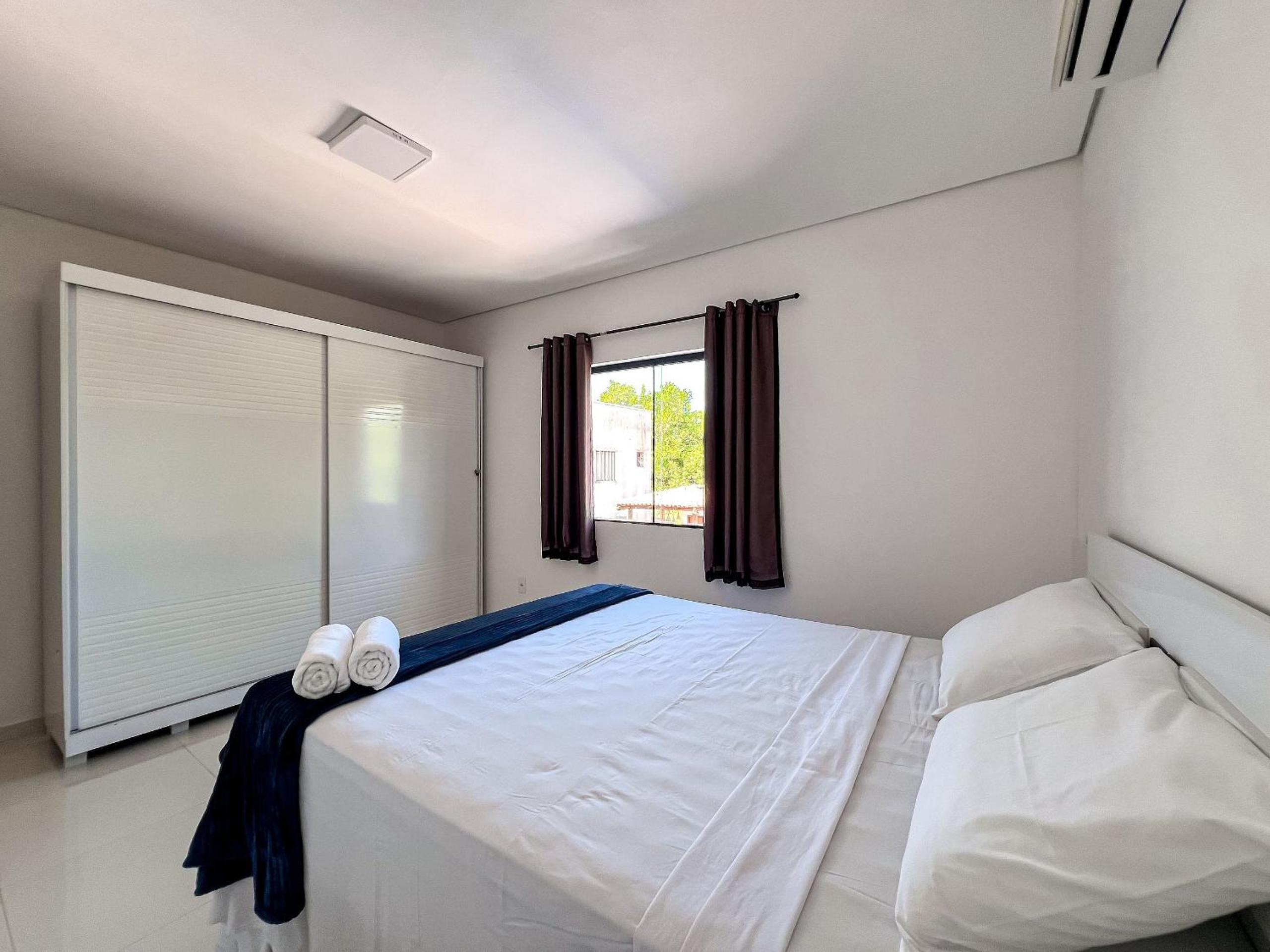 Apê pavimento superior com 3 quartos com ar condicionado, varanda e suite com vista para a piscina e internet privativa, a poucos metros da Praia de Tapera