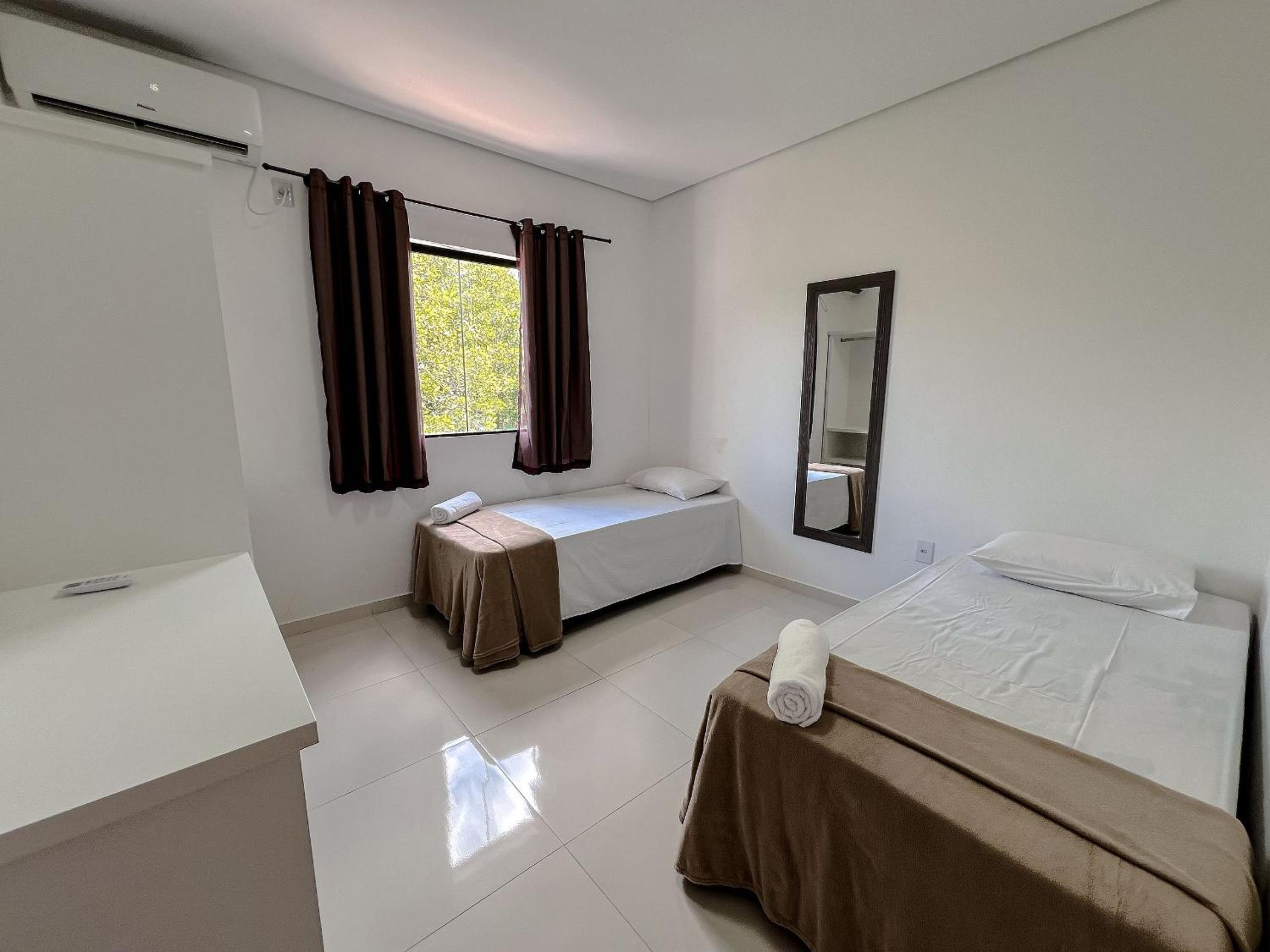 Apê pavimento superior com 3 quartos com ar condicionado, varanda e suite com vista para a piscina e internet privativa, a poucos metros da Praia de Tapera