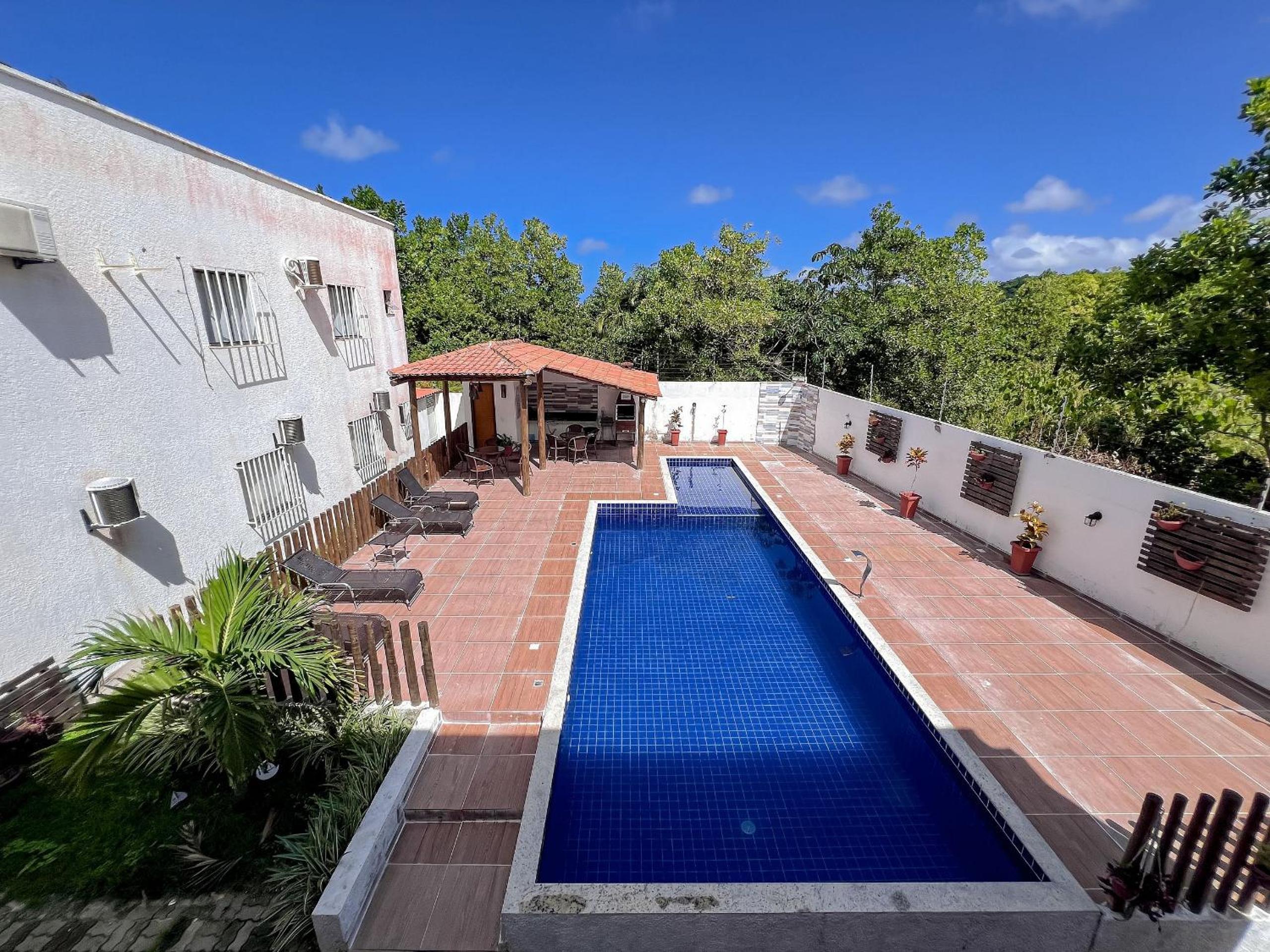 Apê pavimento superior com 3 quartos com ar condicionado, varanda e suite com vista para a piscina e internet privativa, a poucos metros da Praia de Tapera