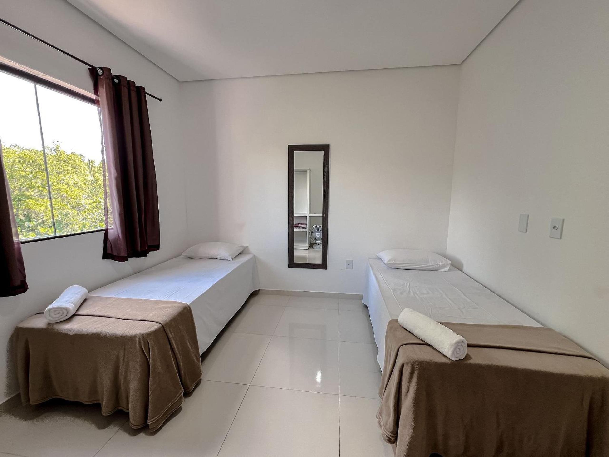 Apê pavimento superior com 3 quartos com ar condicionado, varanda e suite com vista para a piscina e internet privativa, a poucos metros da Praia de Tapera