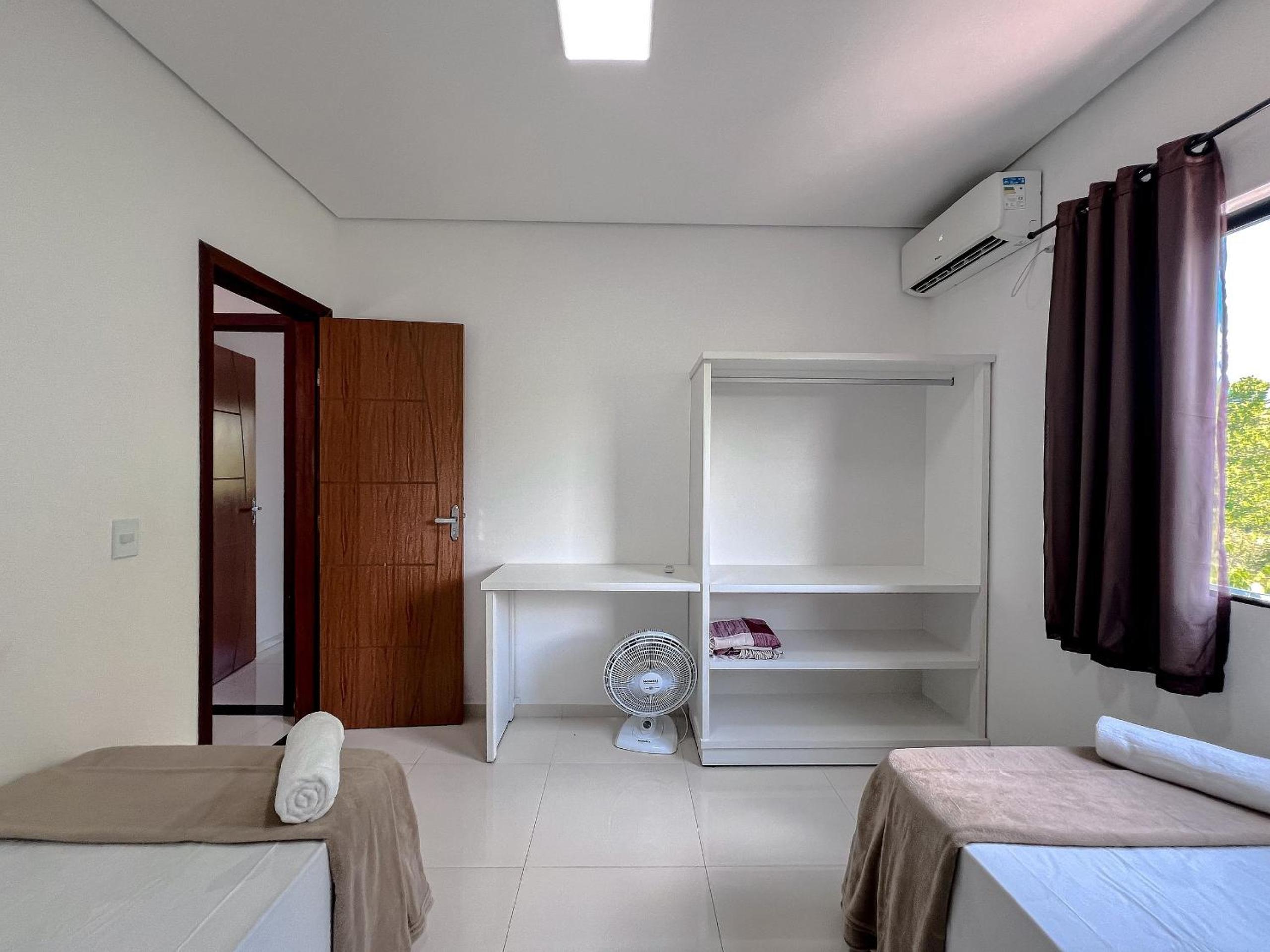 Apê pavimento superior com 3 quartos com ar condicionado, varanda e suite com vista para a piscina e internet privativa, a poucos metros da Praia de Tapera