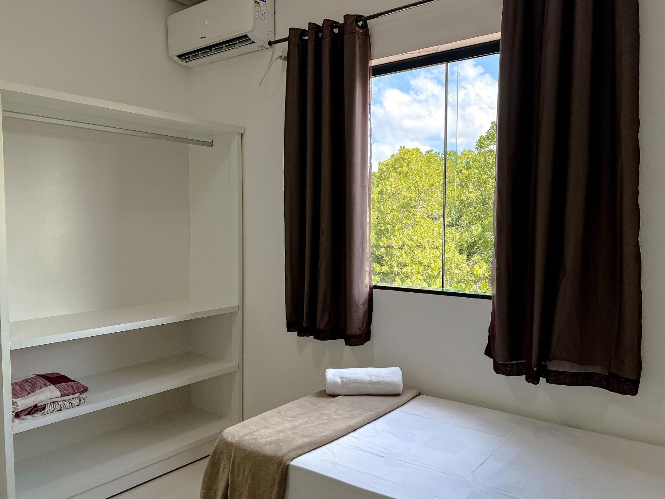 Apê pavimento superior com 3 quartos com ar condicionado, varanda e suite com vista para a piscina e internet privativa, a poucos metros da Praia de Tapera