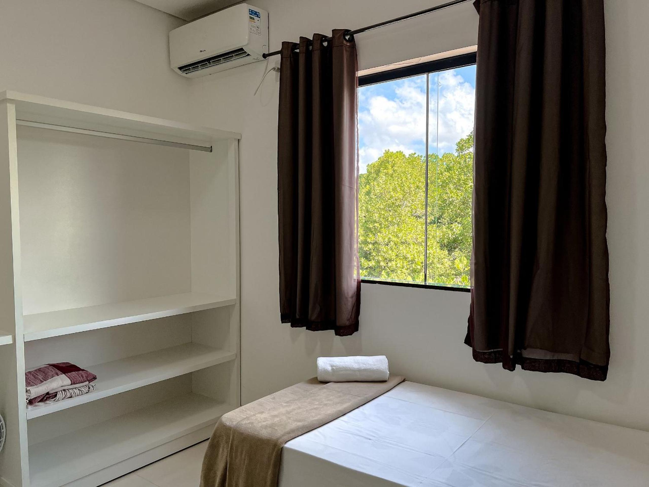 Apê pavimento superior com 3 quartos com ar condicionado, varanda e suite com vista para a piscina e internet privativa, a poucos metros da Praia de Tapera