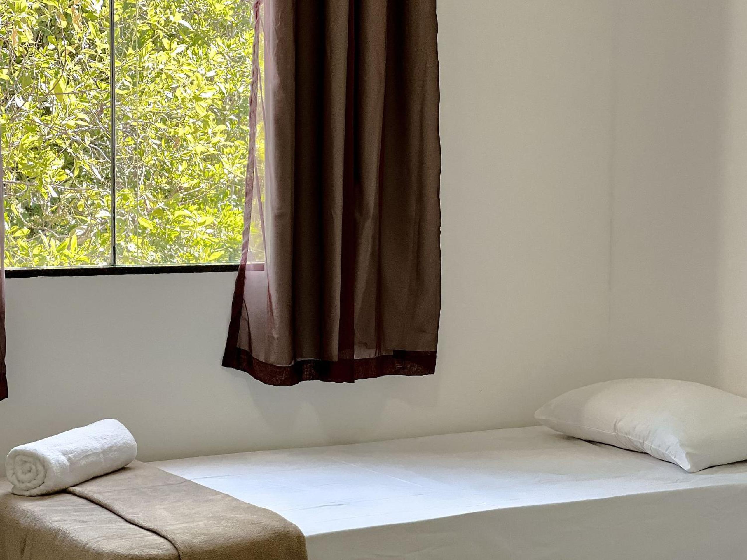 Apê pavimento superior com 3 quartos com ar condicionado, varanda e suite com vista para a piscina e internet privativa, a poucos metros da Praia de Tapera