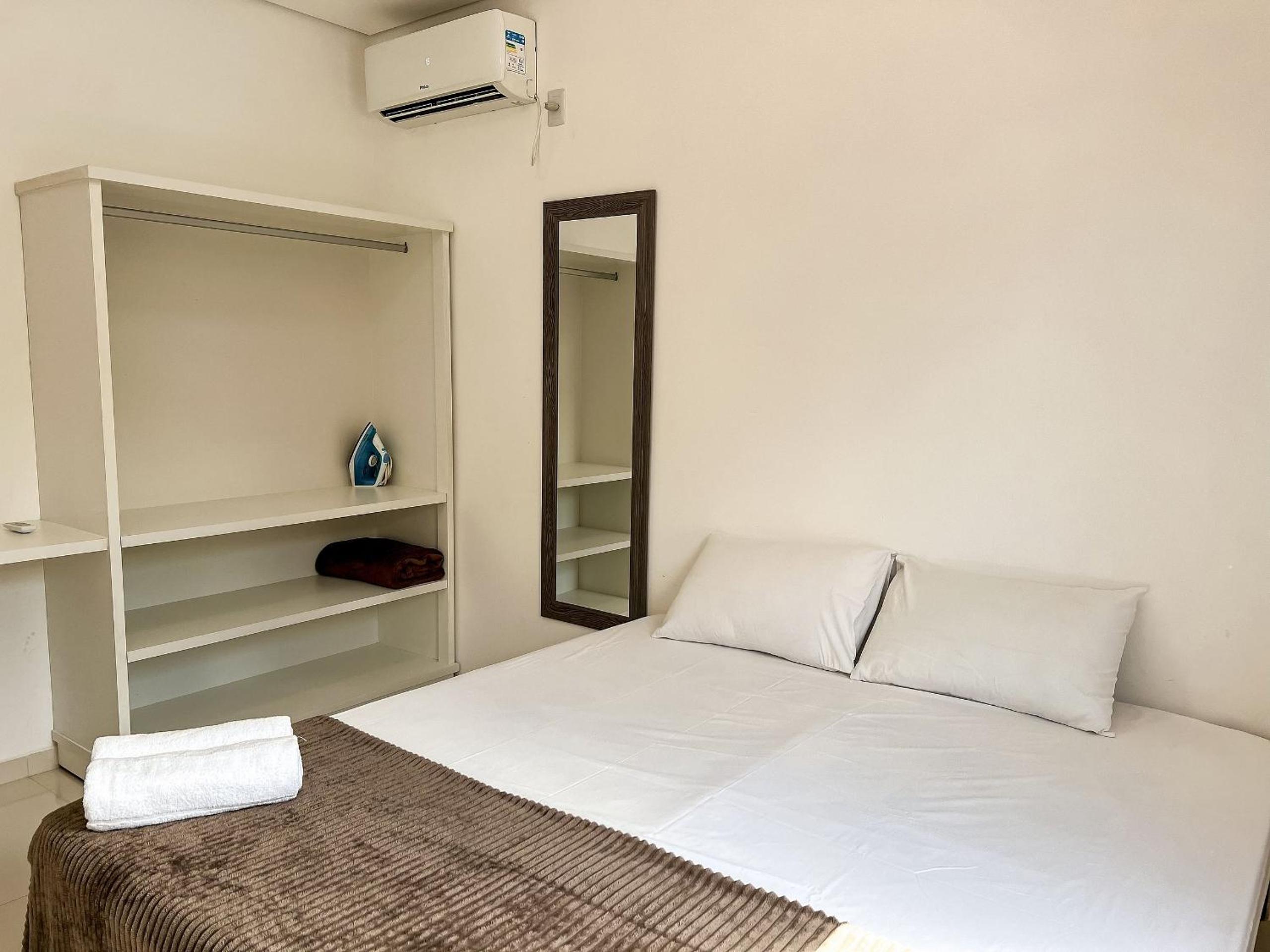 Apê pavimento superior com 3 quartos com ar condicionado, varanda e suite com vista para a piscina e internet privativa, a poucos metros da Praia de Tapera