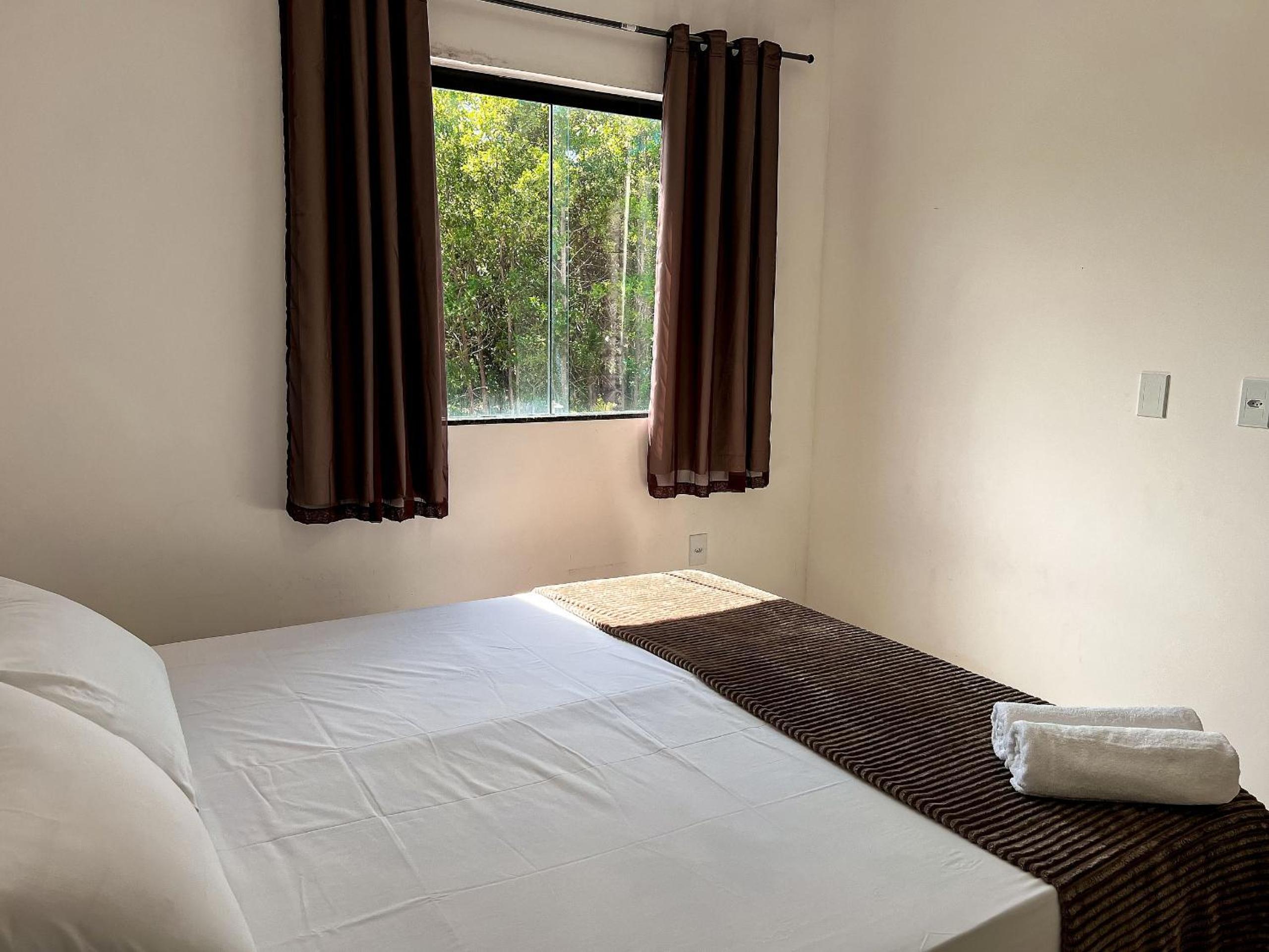 Apê pavimento superior com 3 quartos com ar condicionado, varanda e suite com vista para a piscina e internet privativa, a poucos metros da Praia de Tapera