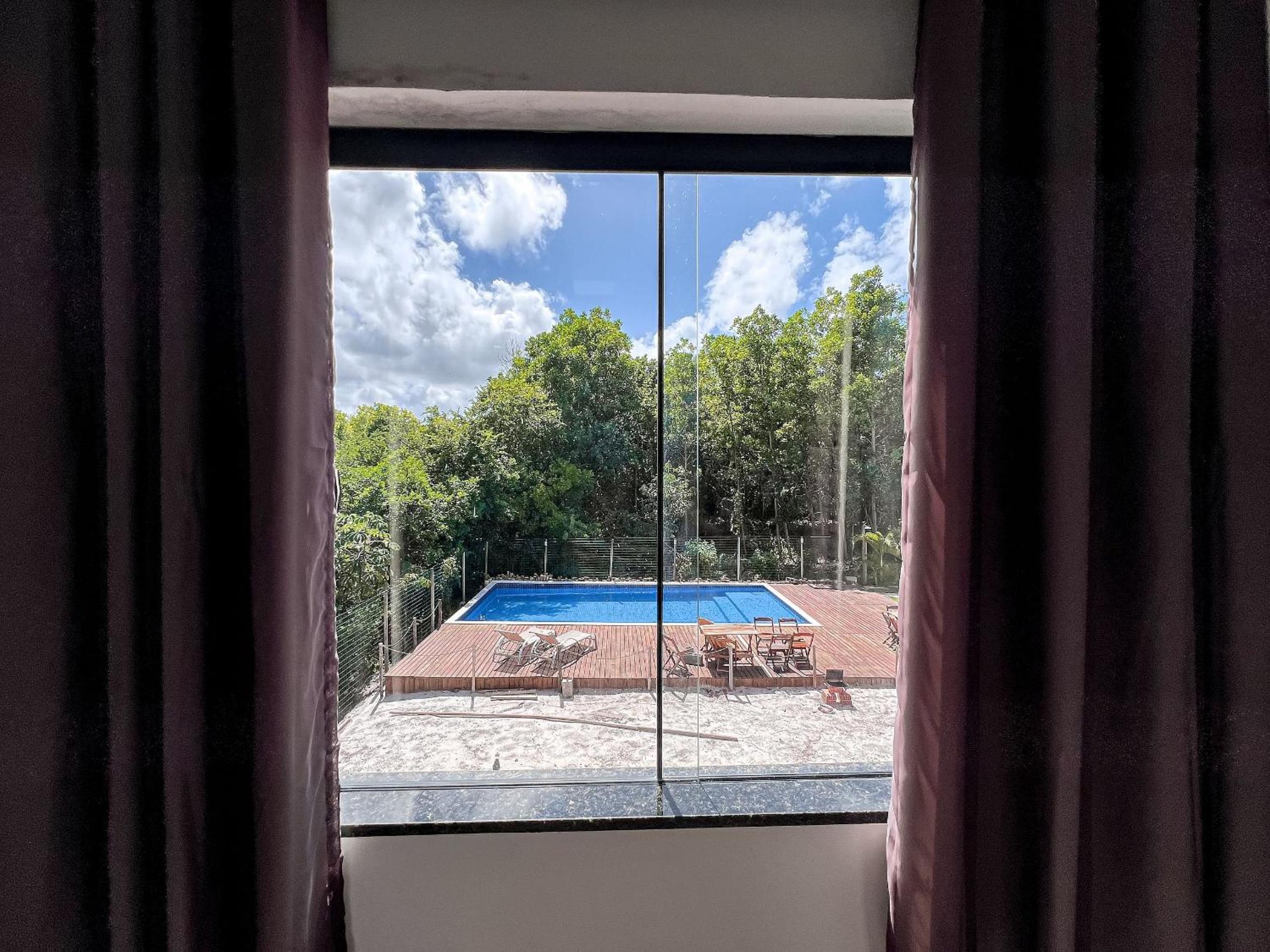 Apê pavimento superior com 3 quartos com ar condicionado, varanda e suite com vista para a piscina e internet privativa, a poucos metros da Praia de Tapera