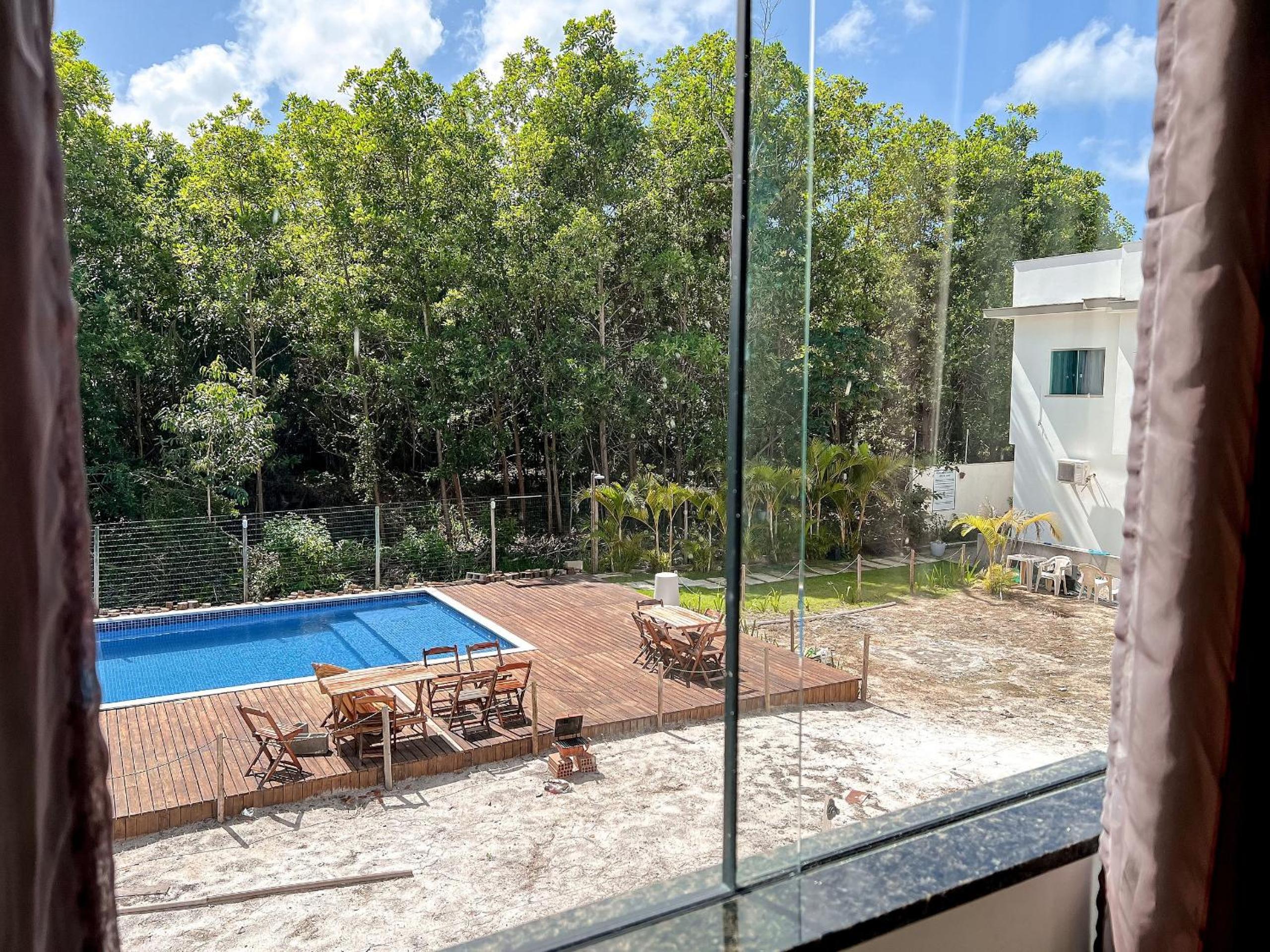 Apê pavimento superior com 3 quartos com ar condicionado, varanda e suite com vista para a piscina e internet privativa, a poucos metros da Praia de Tapera