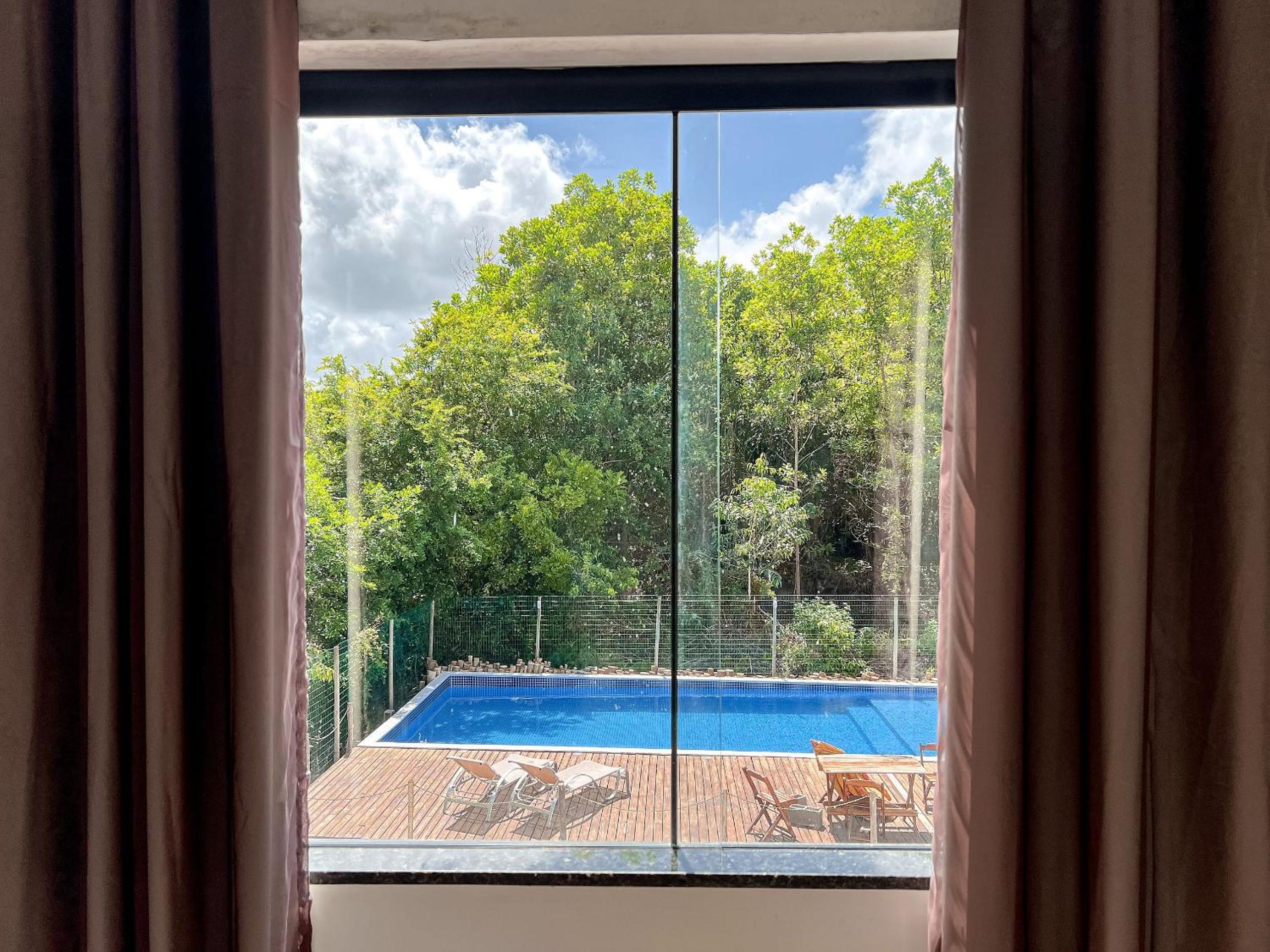 Apê pavimento superior com 3 quartos com ar condicionado, varanda e suite com vista para a piscina e internet privativa, a poucos metros da Praia de Tapera