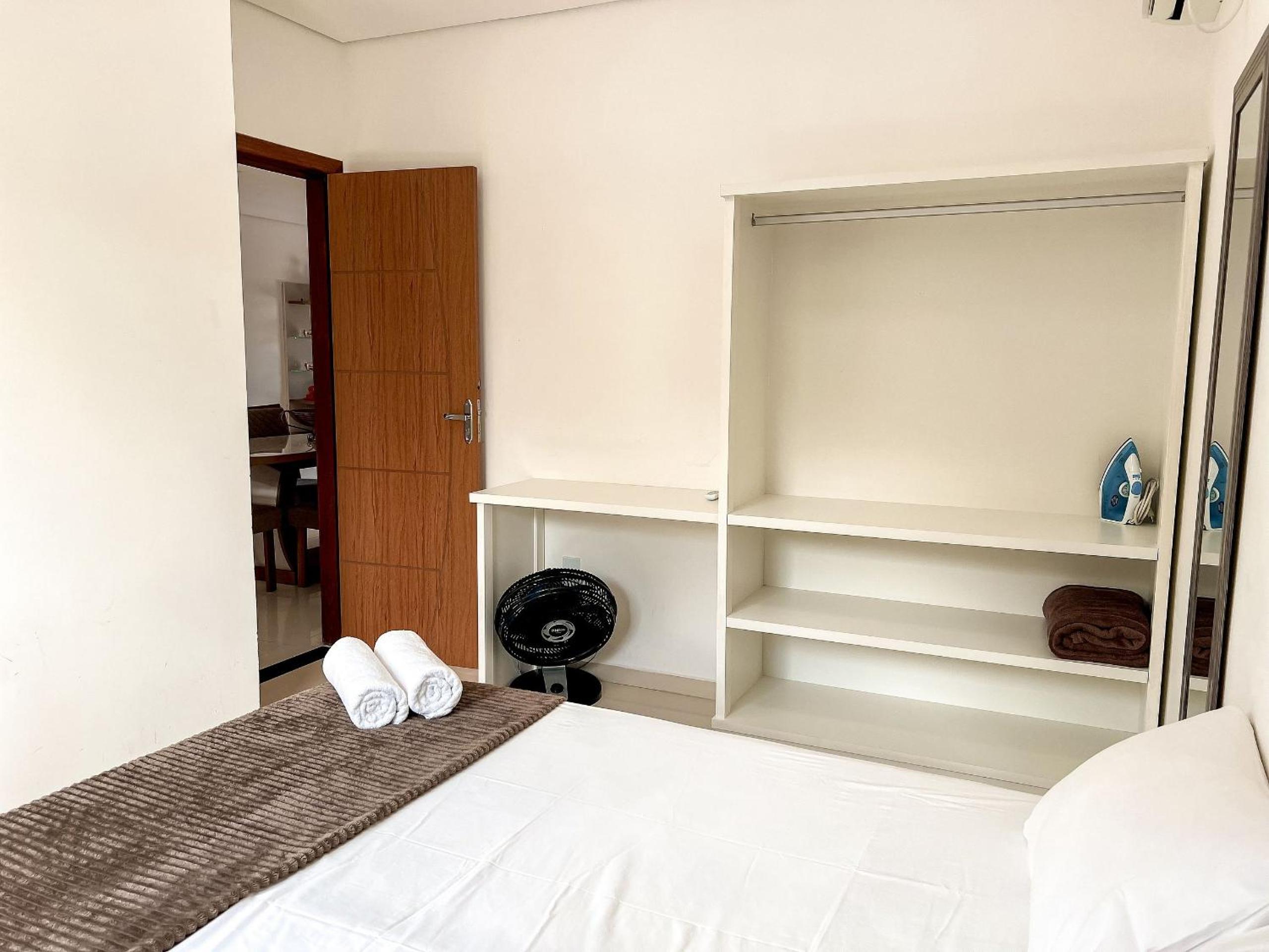 Apê pavimento superior com 3 quartos com ar condicionado, varanda e suite com vista para a piscina e internet privativa, a poucos metros da Praia de Tapera