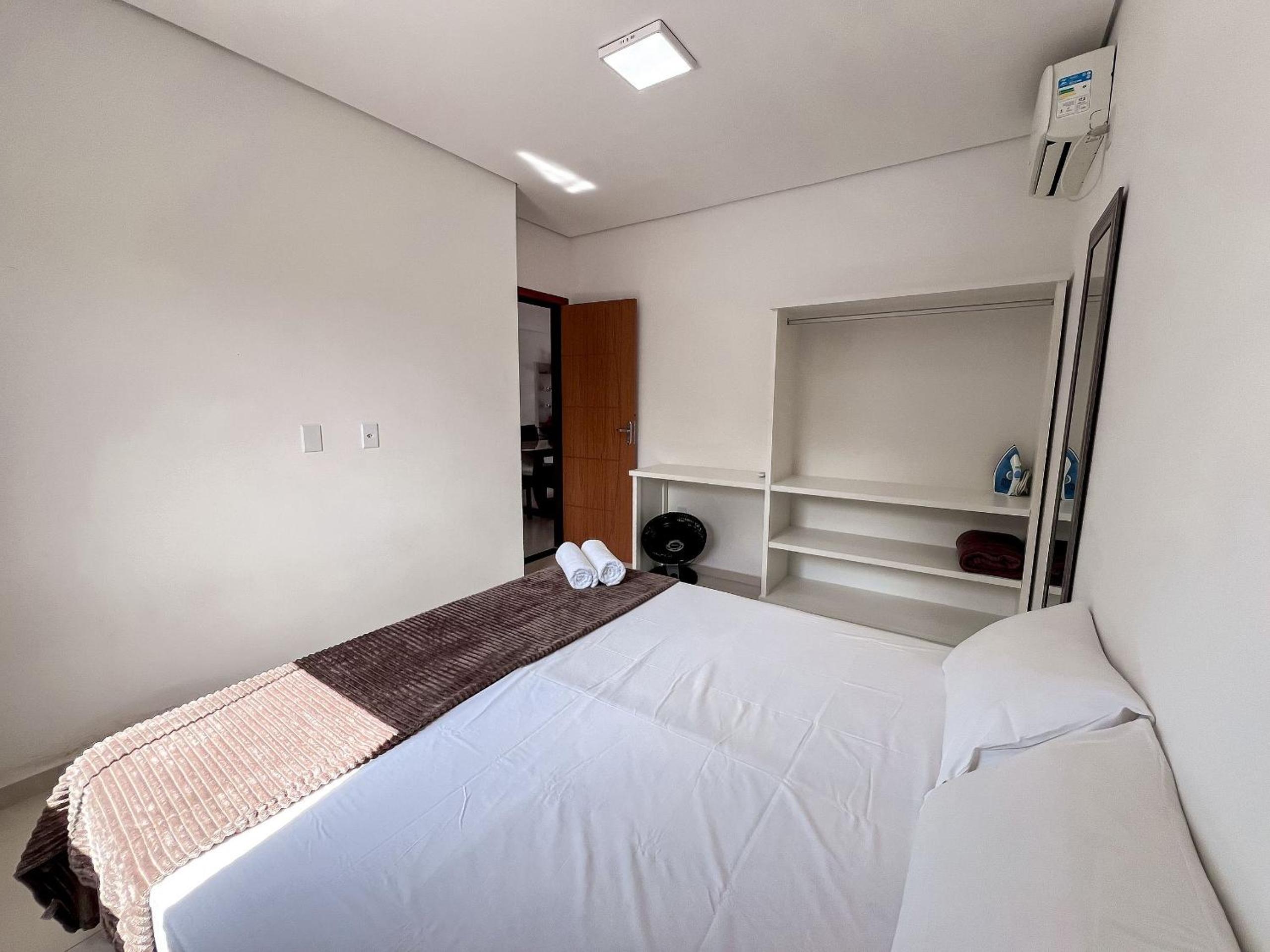 Apê pavimento superior com 3 quartos com ar condicionado, varanda e suite com vista para a piscina e internet privativa, a poucos metros da Praia de Tapera