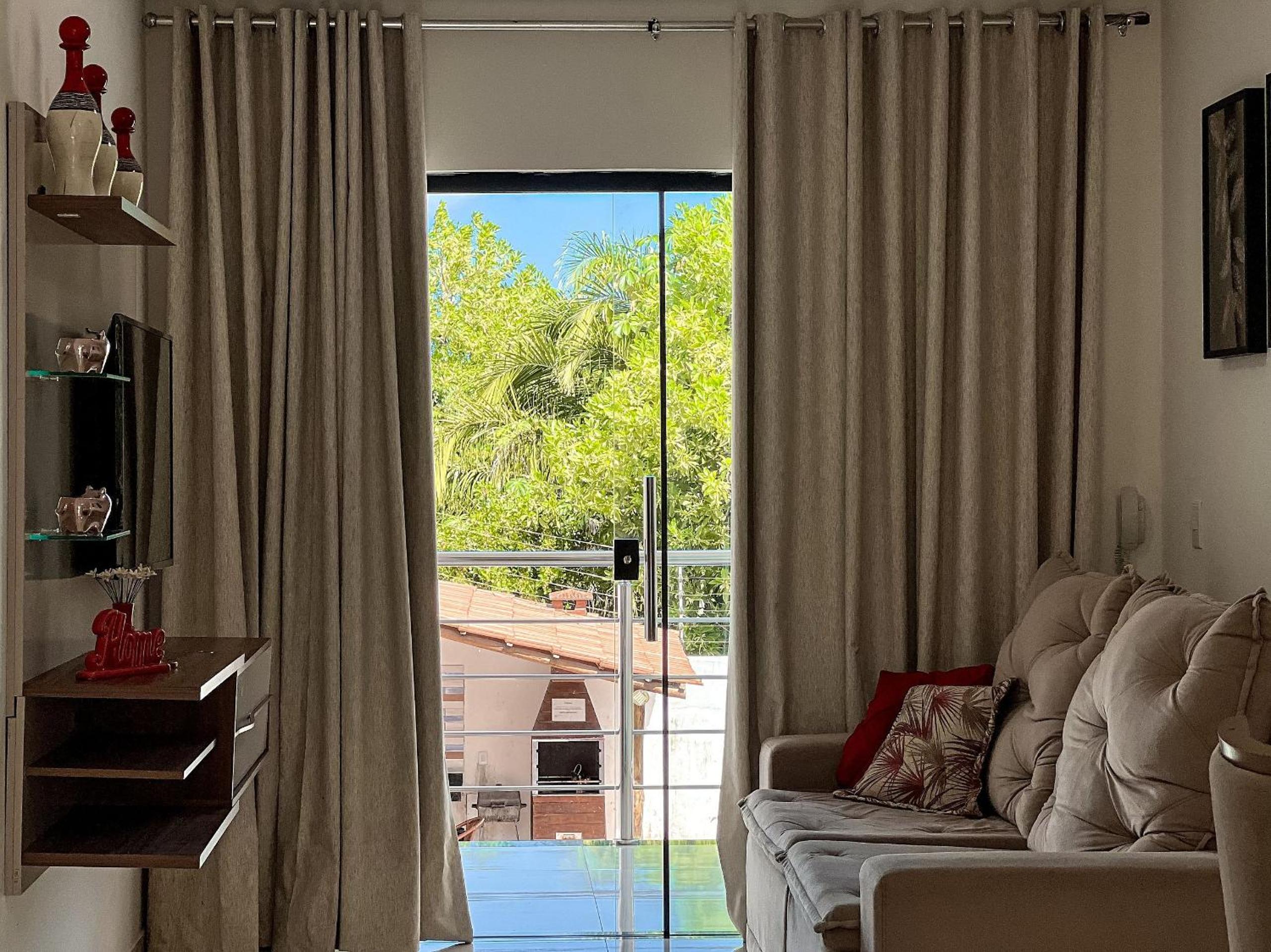 Apê pavimento superior com 3 quartos com ar condicionado, varanda e suite com vista para a piscina e internet privativa, a poucos metros da Praia de Tapera