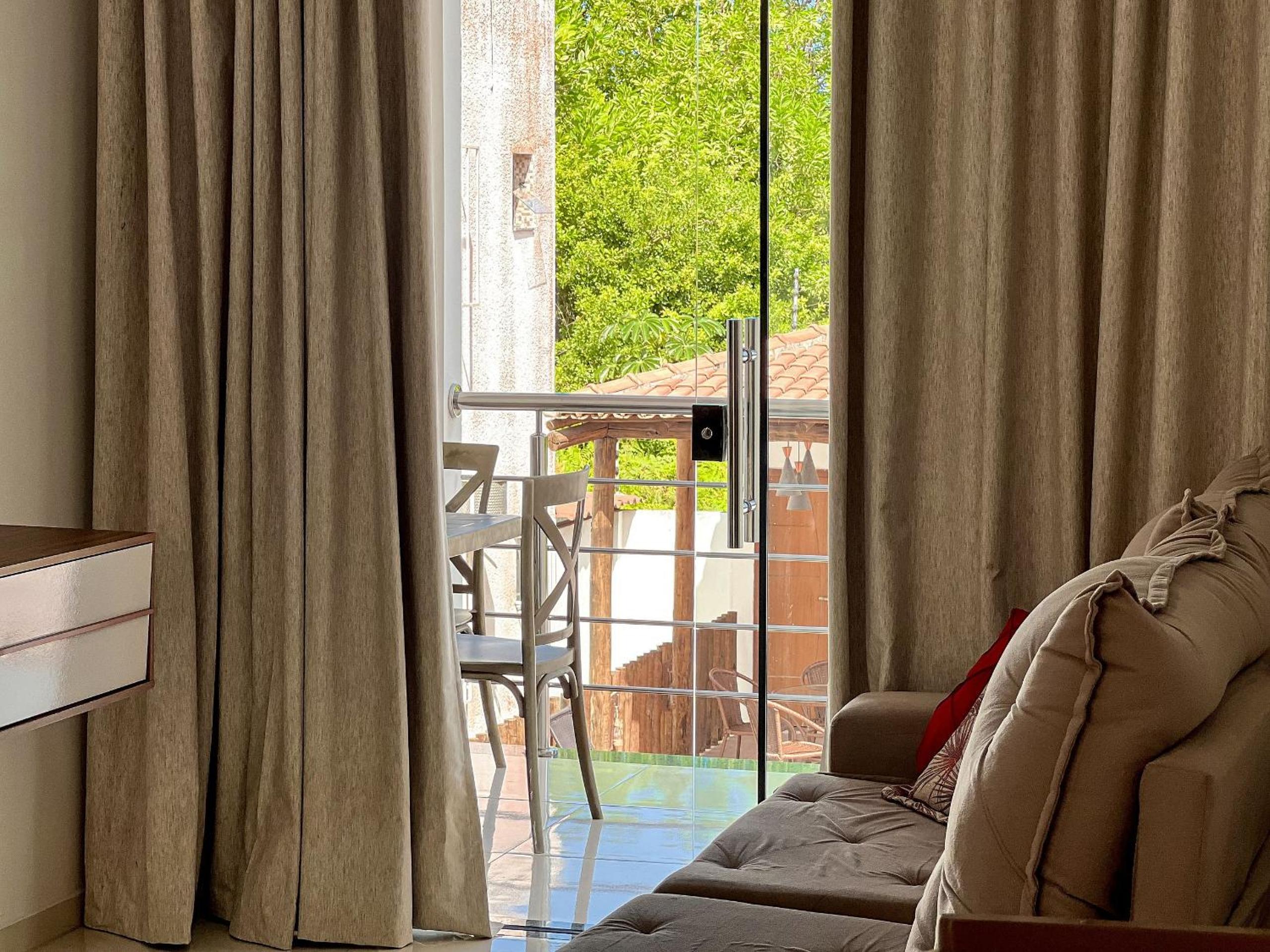 Apê pavimento superior com 3 quartos com ar condicionado, varanda e suite com vista para a piscina e internet privativa, a poucos metros da Praia de Tapera