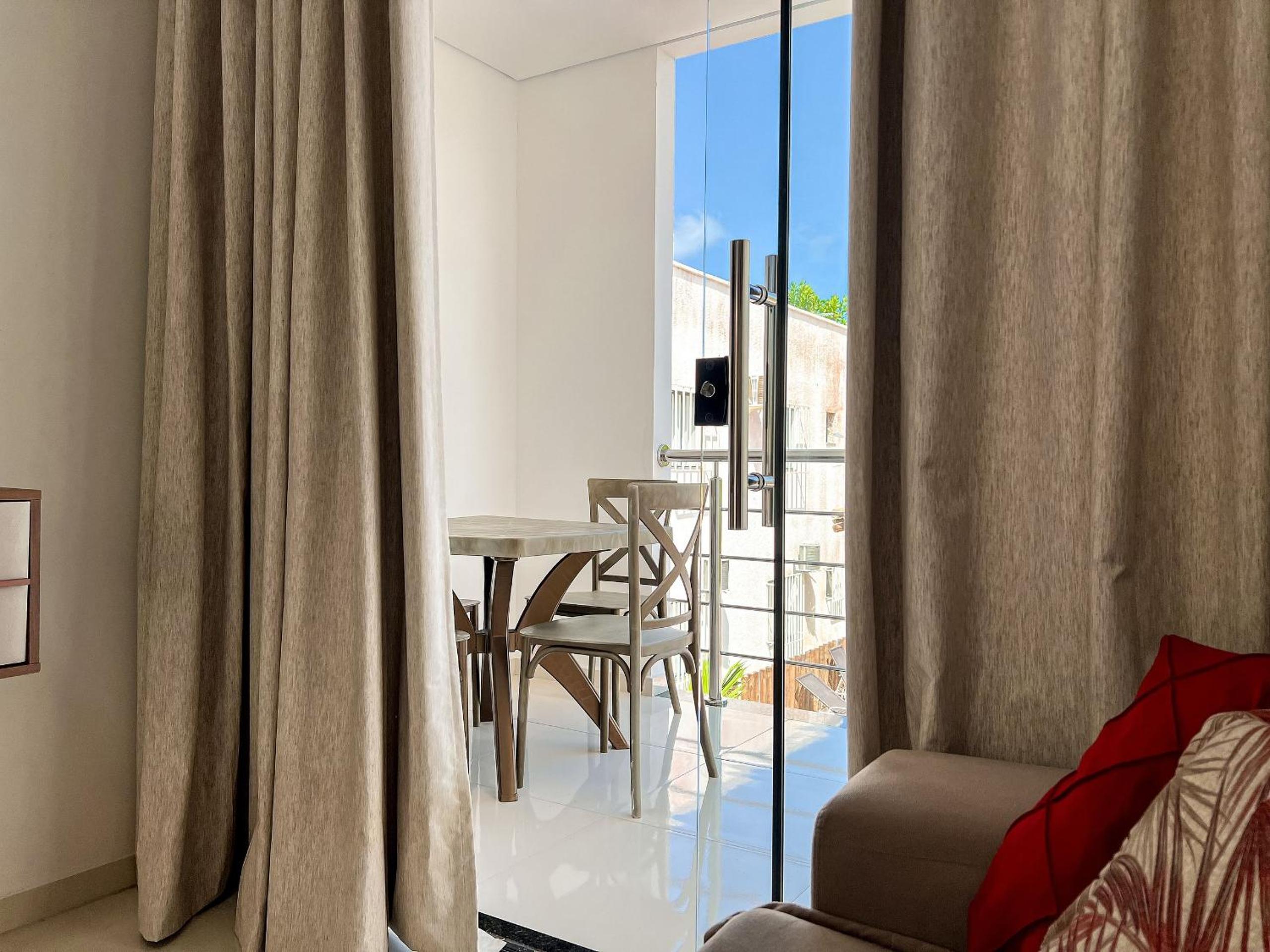 Apê pavimento superior com 3 quartos com ar condicionado, varanda e suite com vista para a piscina e internet privativa, a poucos metros da Praia de Tapera