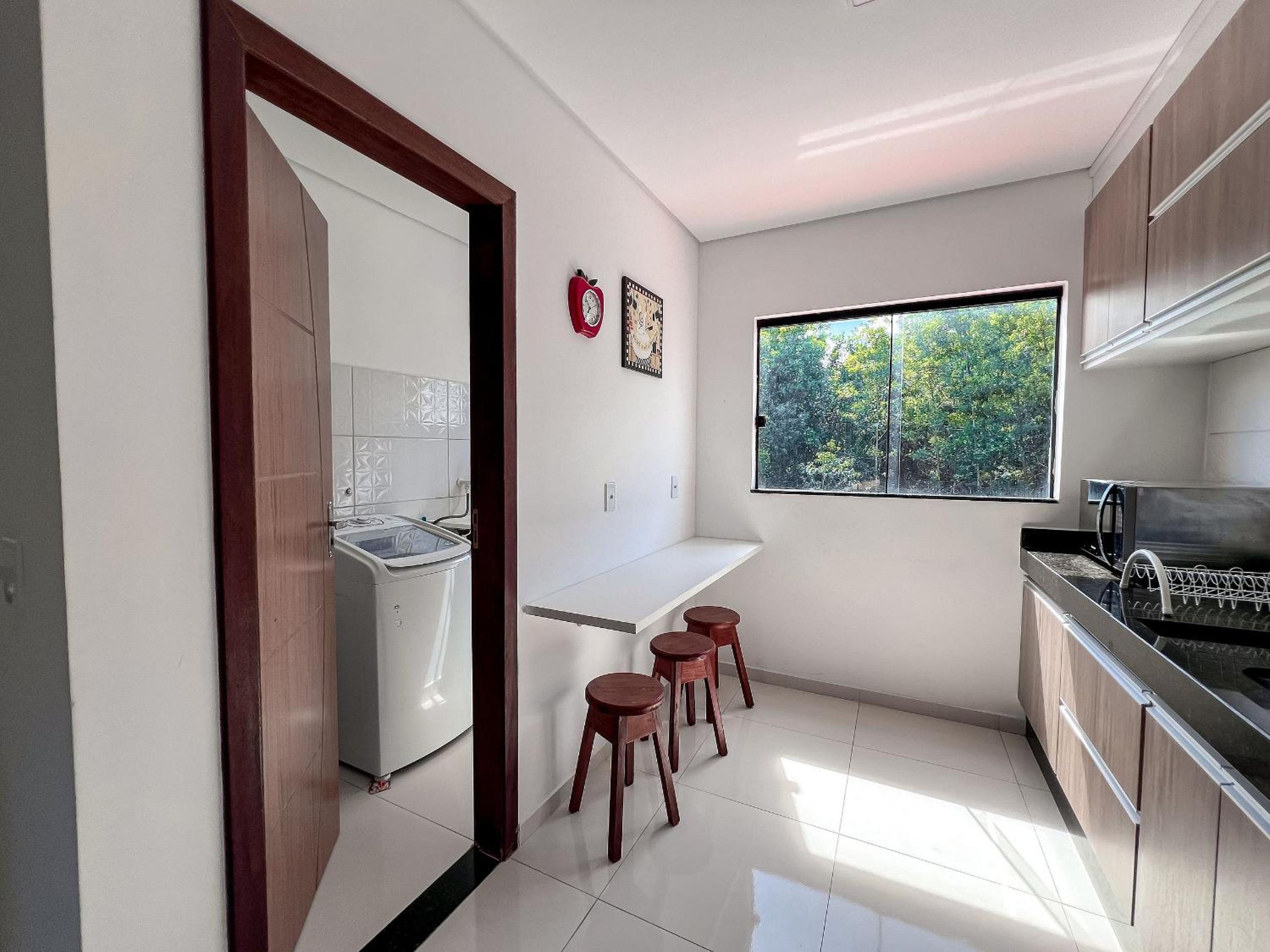 Apê pavimento superior com 3 quartos com ar condicionado, varanda e suite com vista para a piscina e internet privativa, a poucos metros da Praia de Tapera