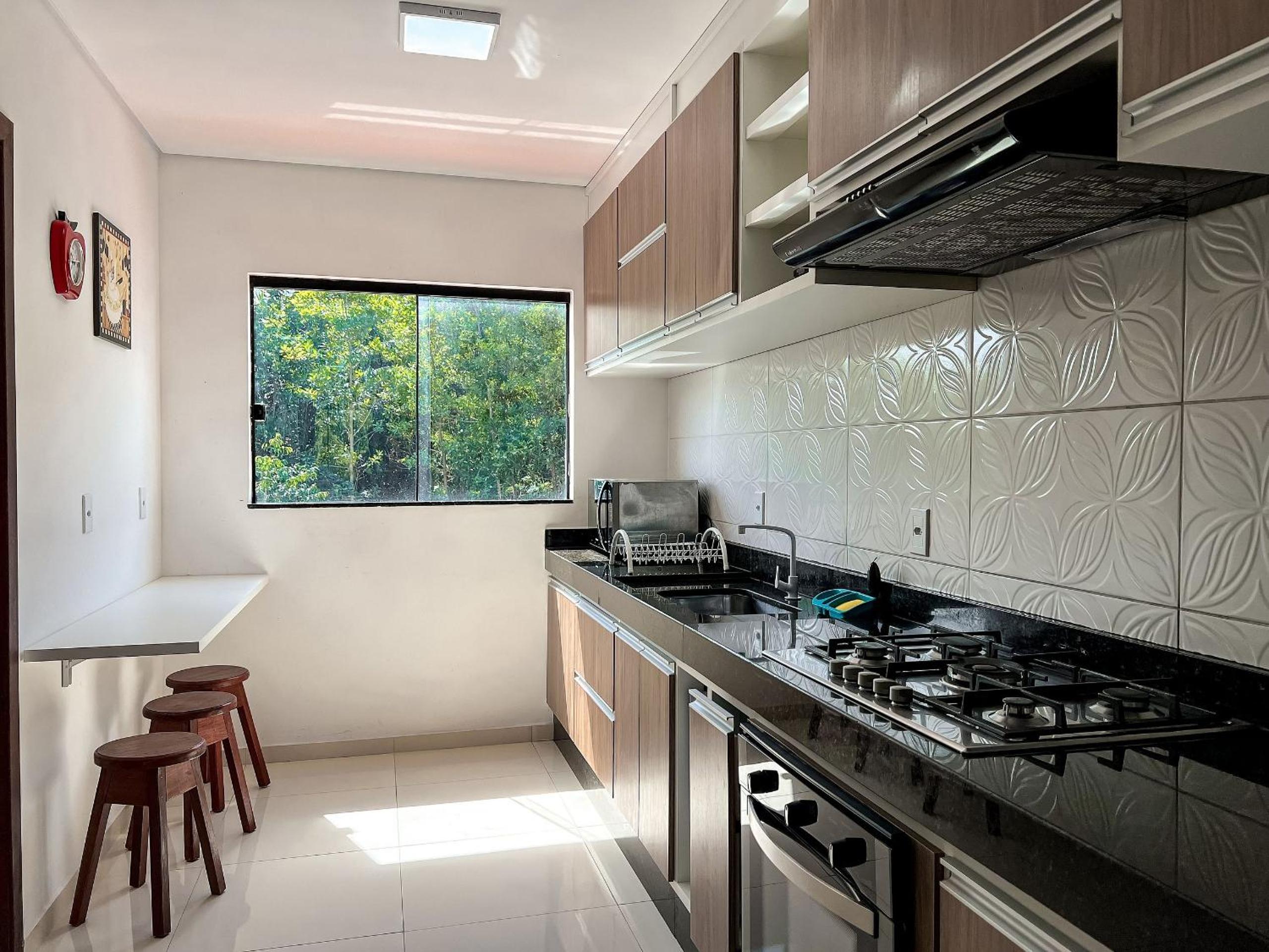 Apê pavimento superior com 3 quartos com ar condicionado, varanda e suite com vista para a piscina e internet privativa, a poucos metros da Praia de Tapera