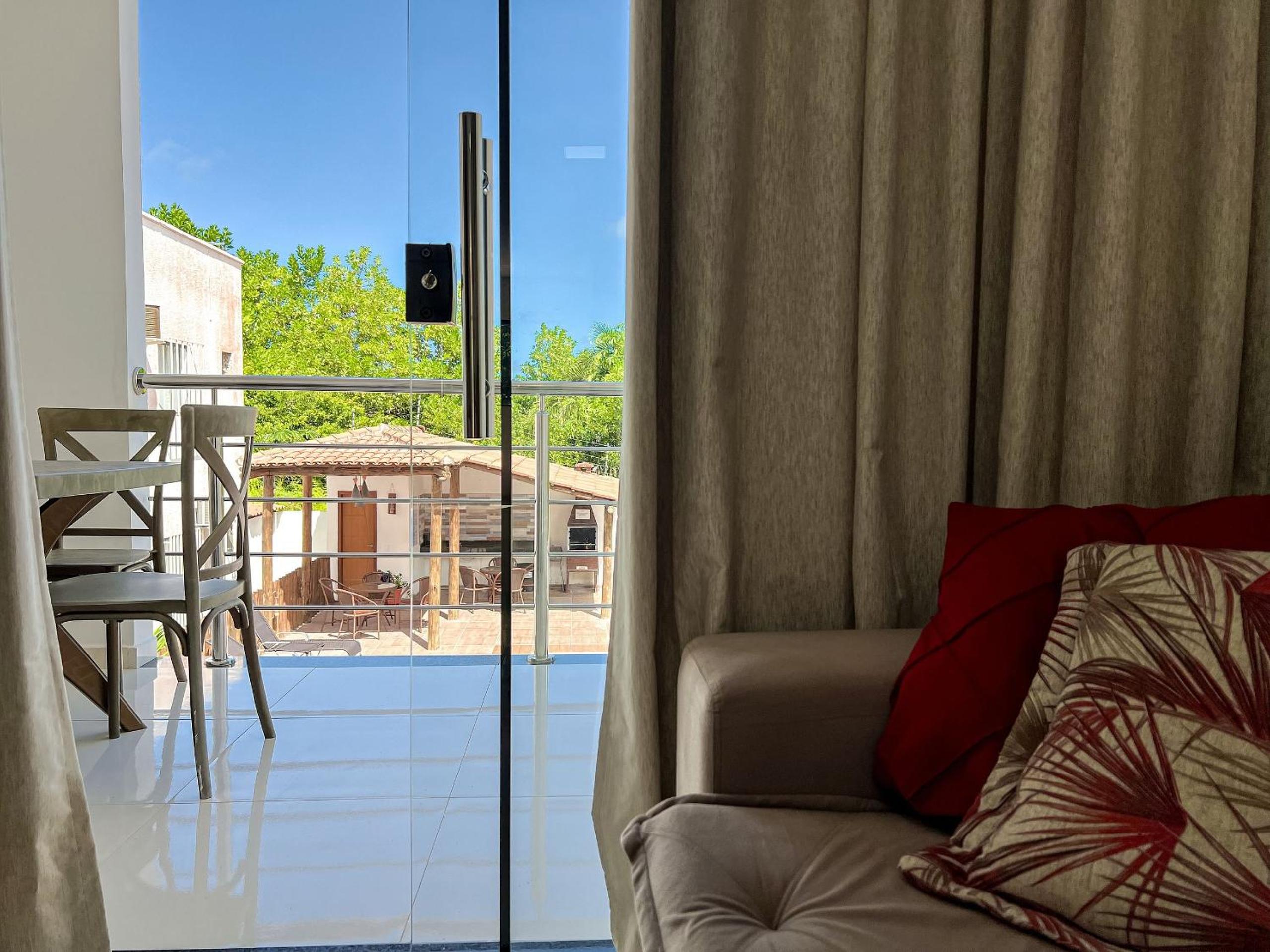 Apê pavimento superior com 3 quartos com ar condicionado, varanda e suite com vista para a piscina e internet privativa, a poucos metros da Praia de Tapera