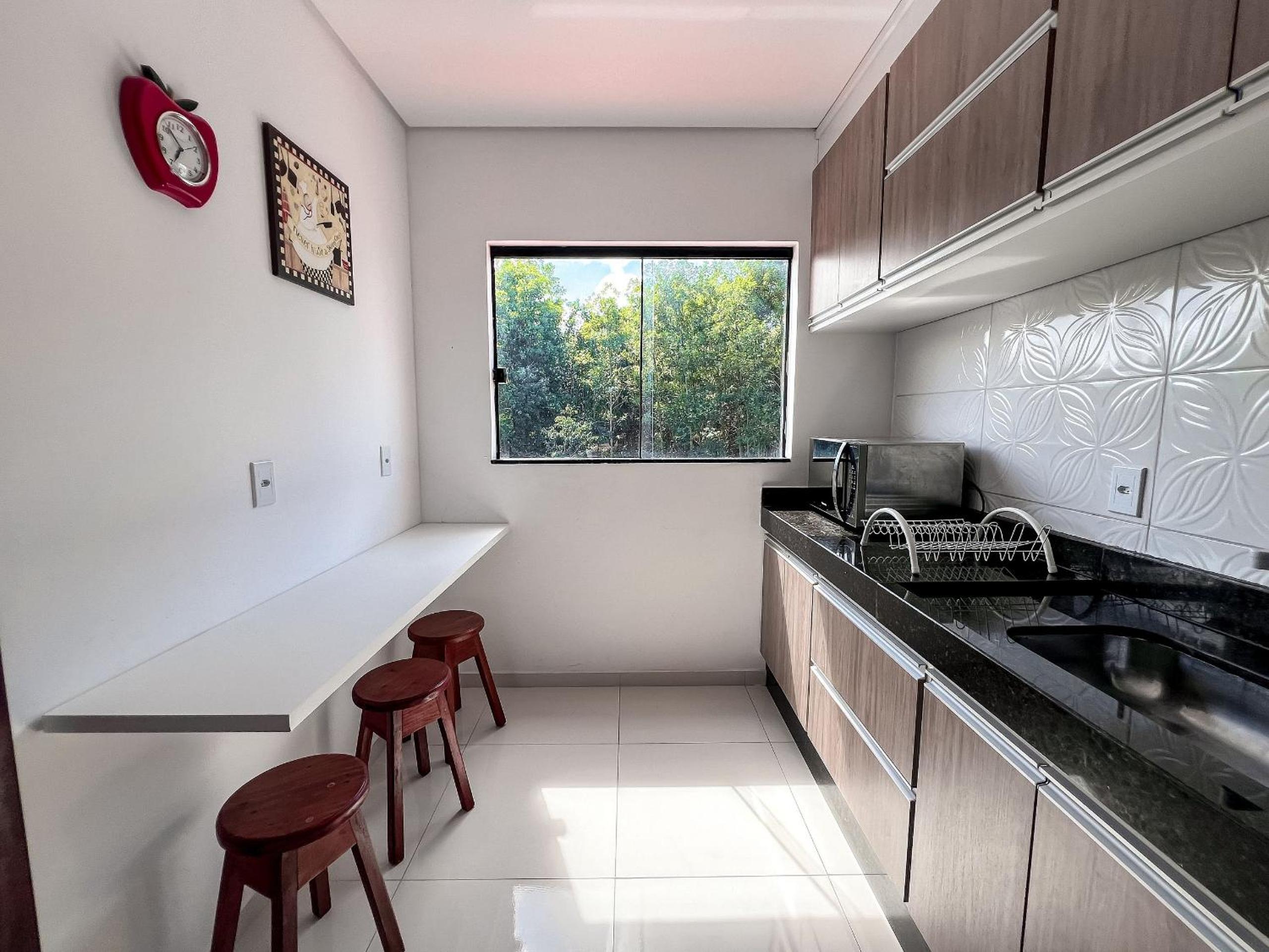 Apê pavimento superior com 3 quartos com ar condicionado, varanda e suite com vista para a piscina e internet privativa, a poucos metros da Praia de Tapera