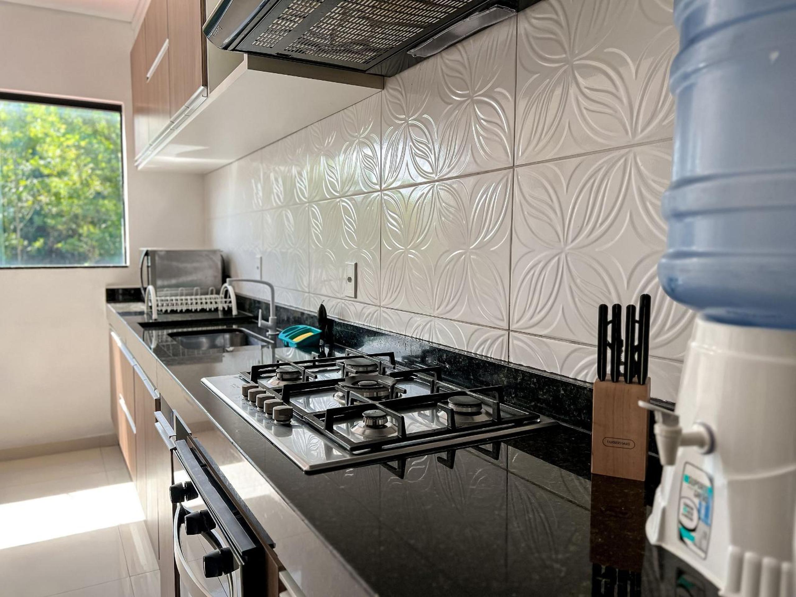 Apê pavimento superior com 3 quartos com ar condicionado, varanda e suite com vista para a piscina e internet privativa, a poucos metros da Praia de Tapera