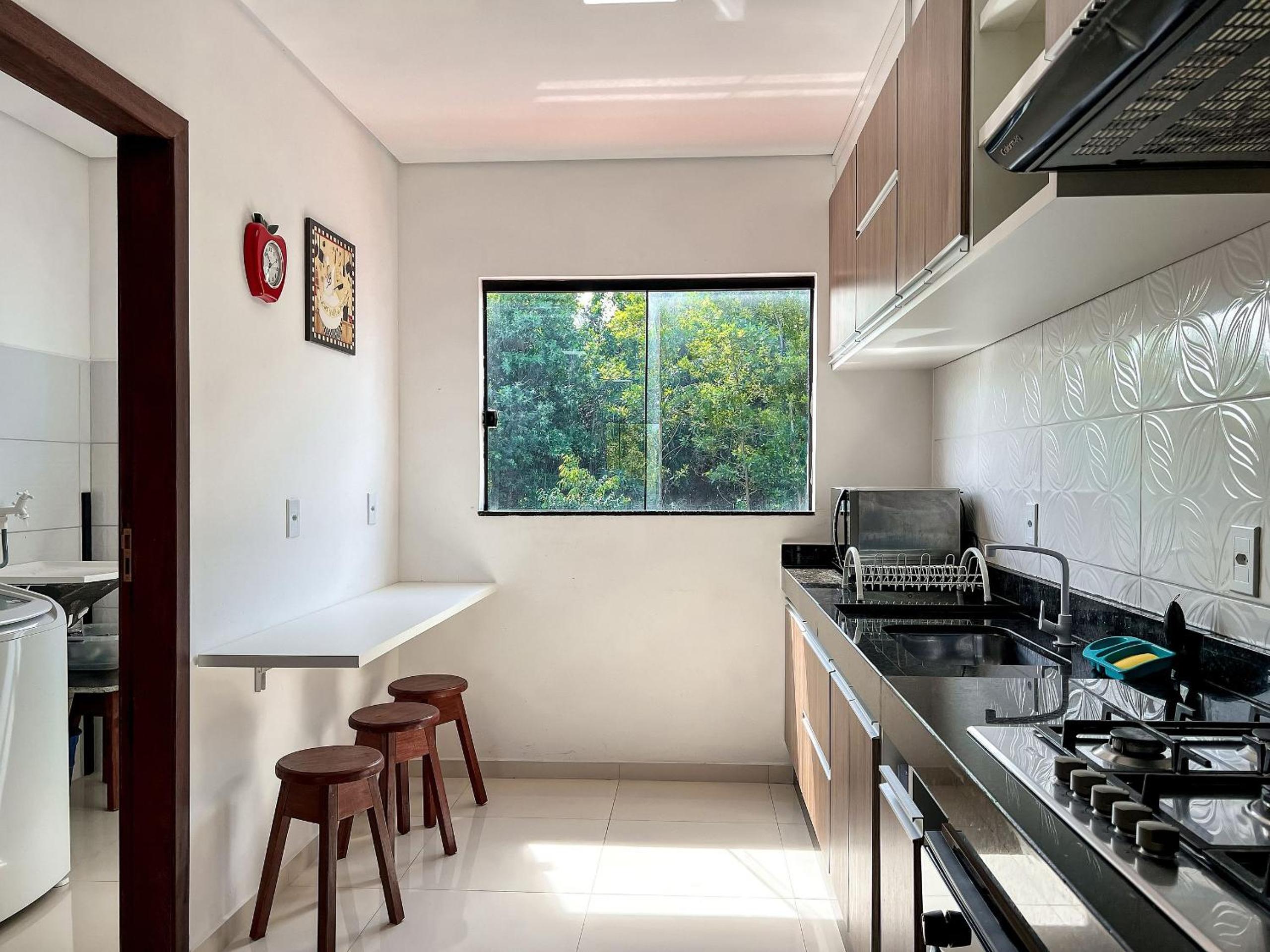 Apê pavimento superior com 3 quartos com ar condicionado, varanda e suite com vista para a piscina e internet privativa, a poucos metros da Praia de Tapera