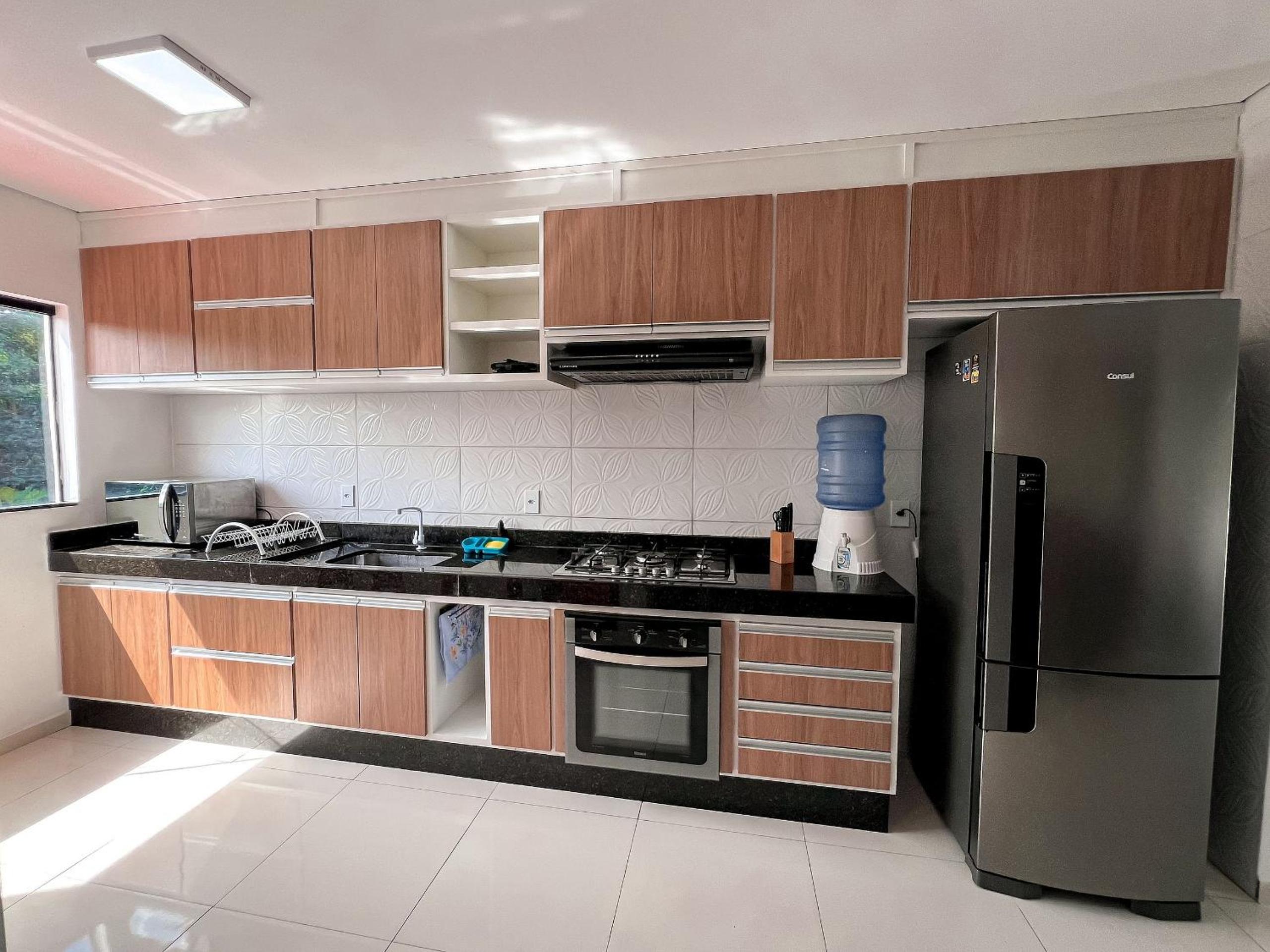 Apê pavimento superior com 3 quartos com ar condicionado, varanda e suite com vista para a piscina e internet privativa, a poucos metros da Praia de Tapera