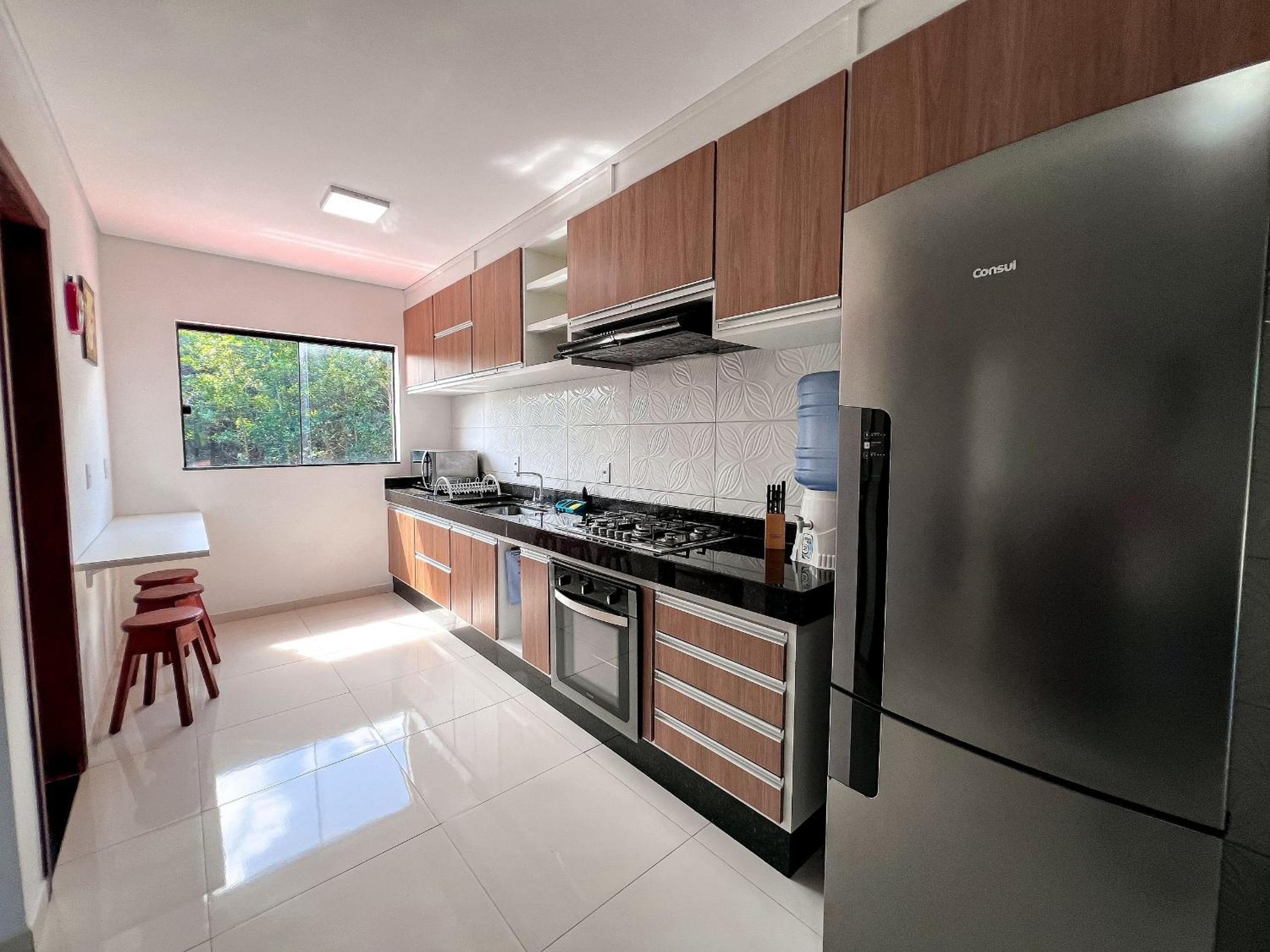 Apê pavimento superior com 3 quartos com ar condicionado, varanda e suite com vista para a piscina e internet privativa, a poucos metros da Praia de Tapera