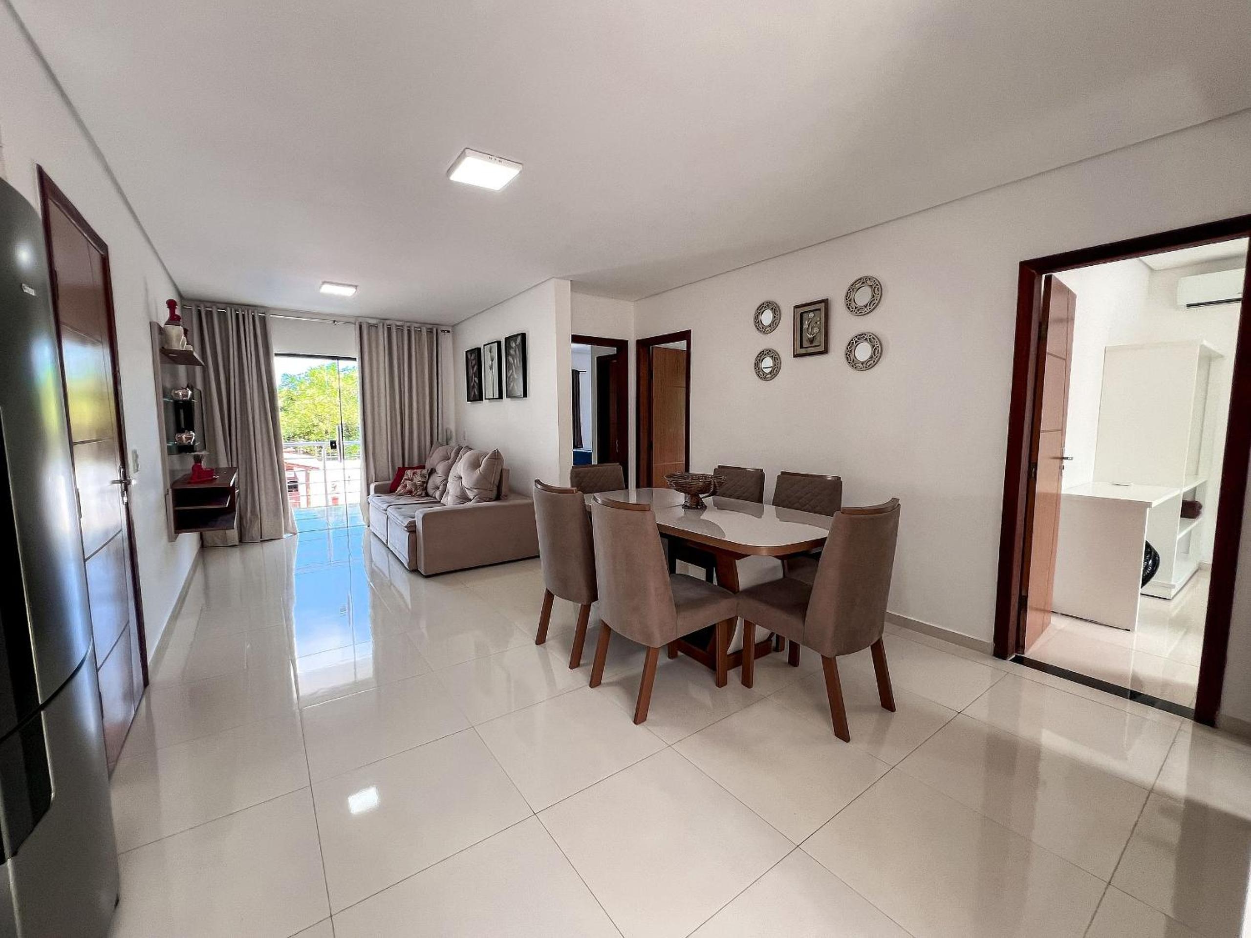 Apê pavimento superior com 3 quartos com ar condicionado, varanda e suite com vista para a piscina e internet privativa, a poucos metros da Praia de Tapera