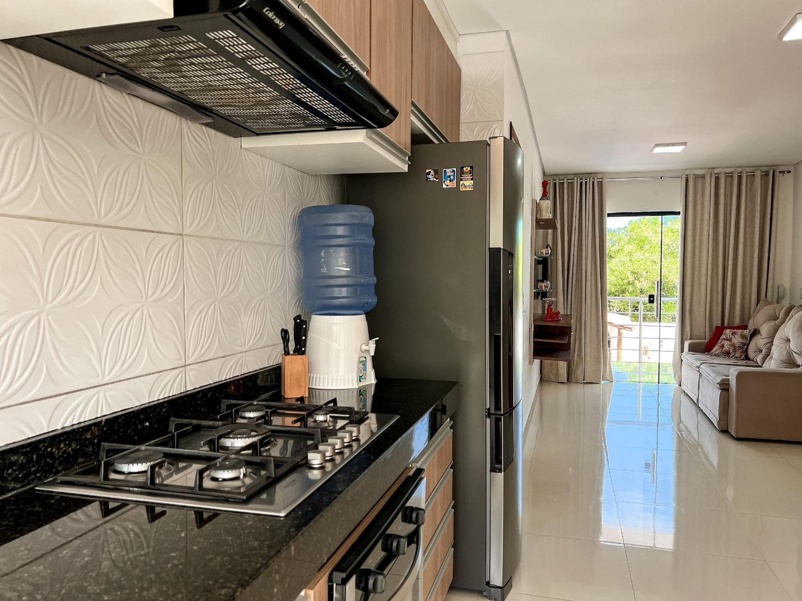 Apê pavimento superior com 3 quartos com ar condicionado, varanda e suite com vista para a piscina e internet privativa, a poucos metros da Praia de Tapera