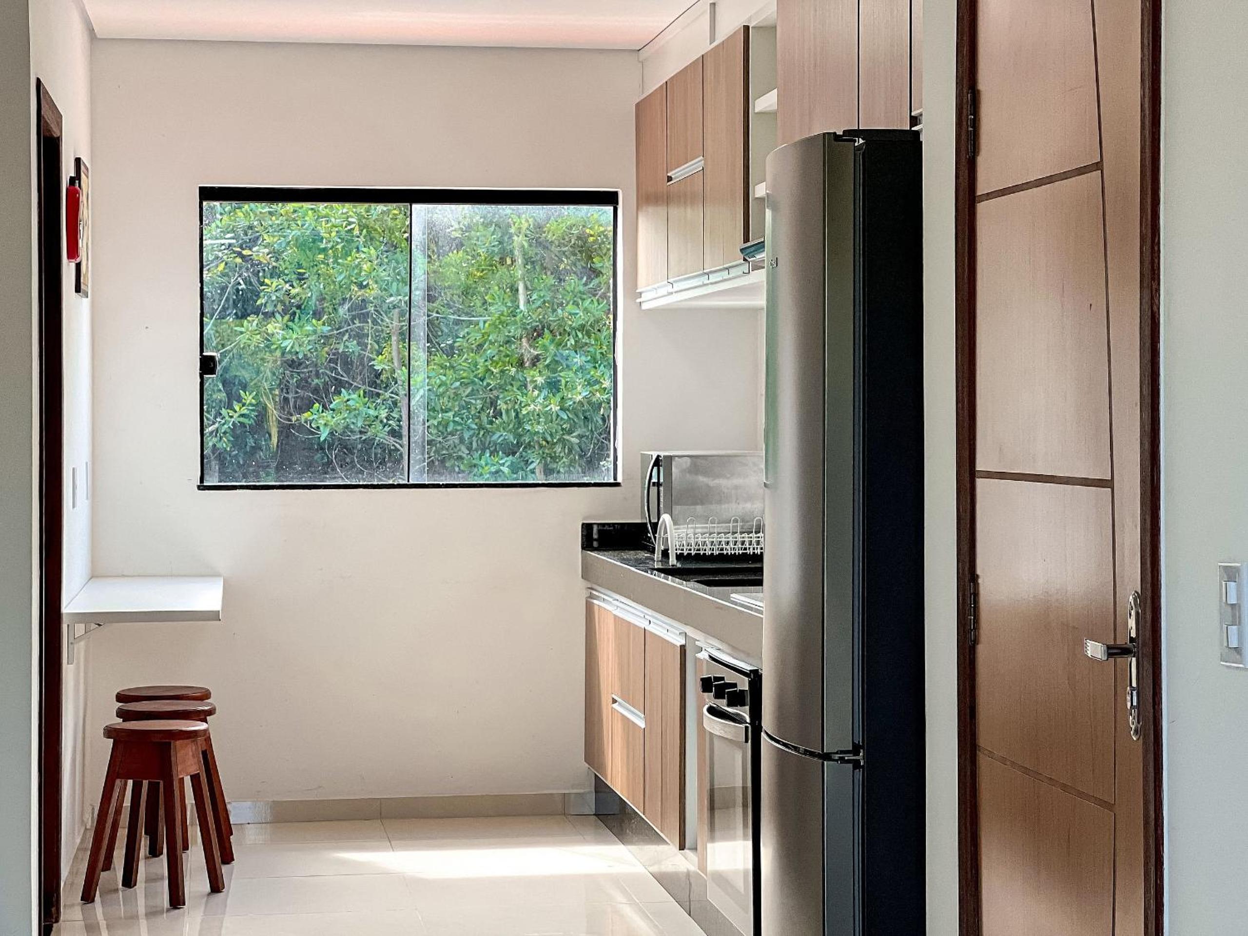 Apê pavimento superior com 3 quartos com ar condicionado, varanda e suite com vista para a piscina e internet privativa, a poucos metros da Praia de Tapera