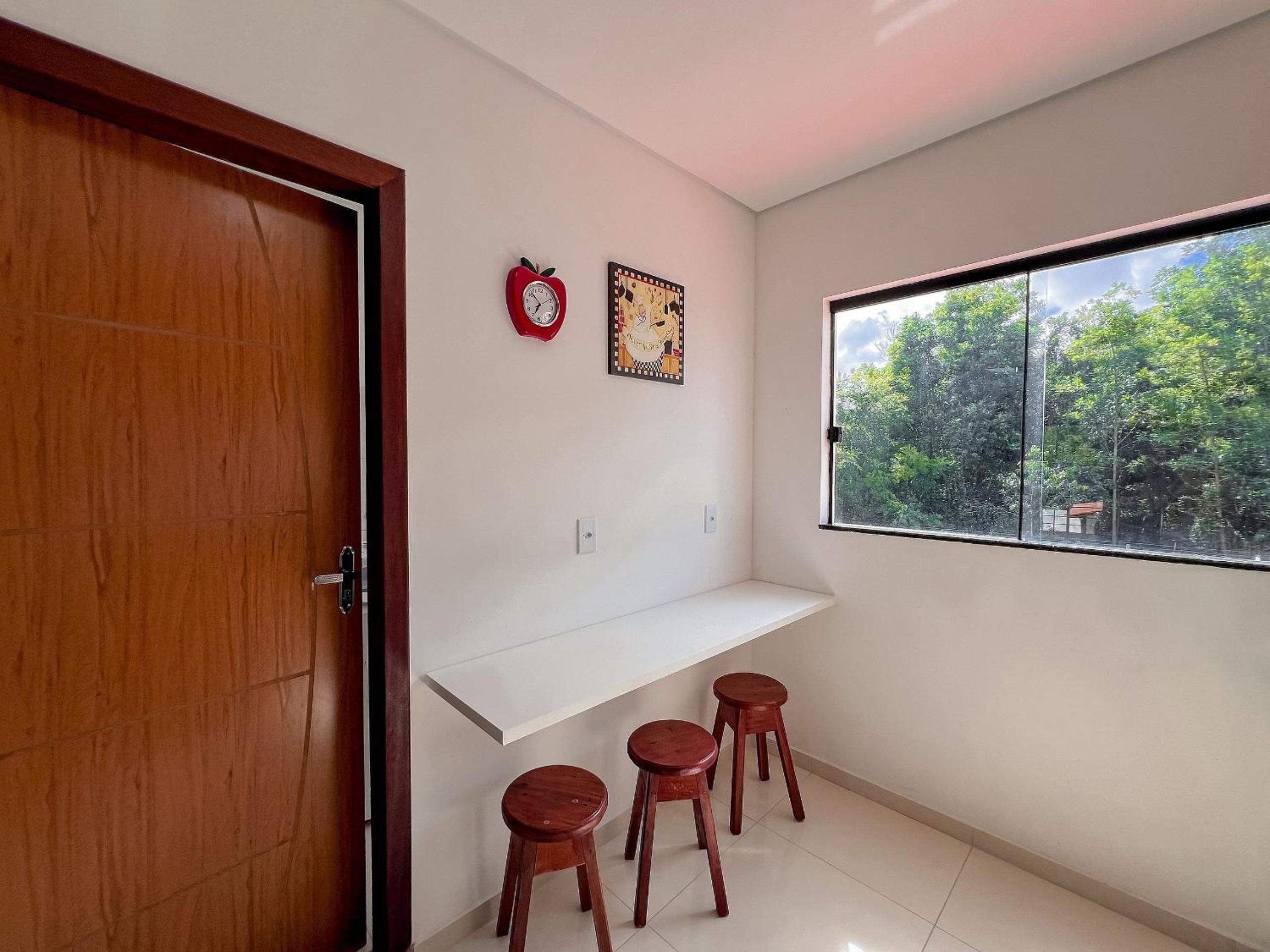Apê pavimento superior com 3 quartos com ar condicionado, varanda e suite com vista para a piscina e internet privativa, a poucos metros da Praia de Tapera