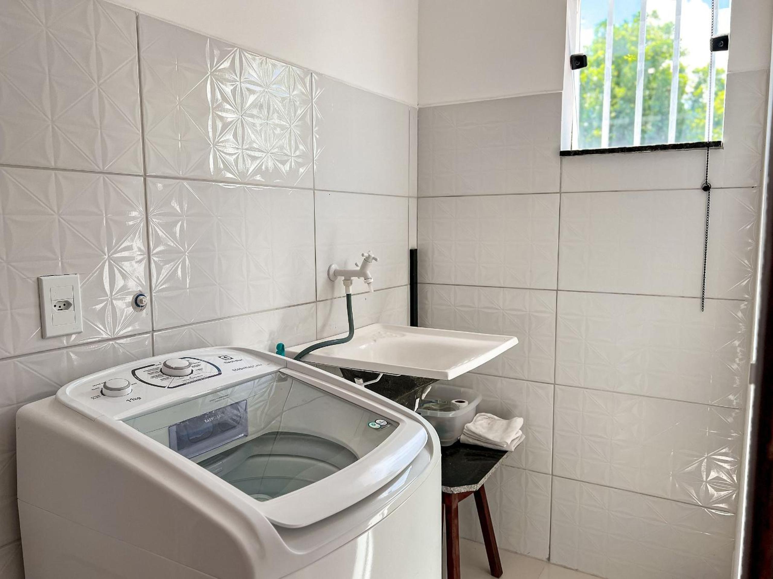 Apê pavimento superior com 3 quartos com ar condicionado, varanda e suite com vista para a piscina e internet privativa, a poucos metros da Praia de Tapera
