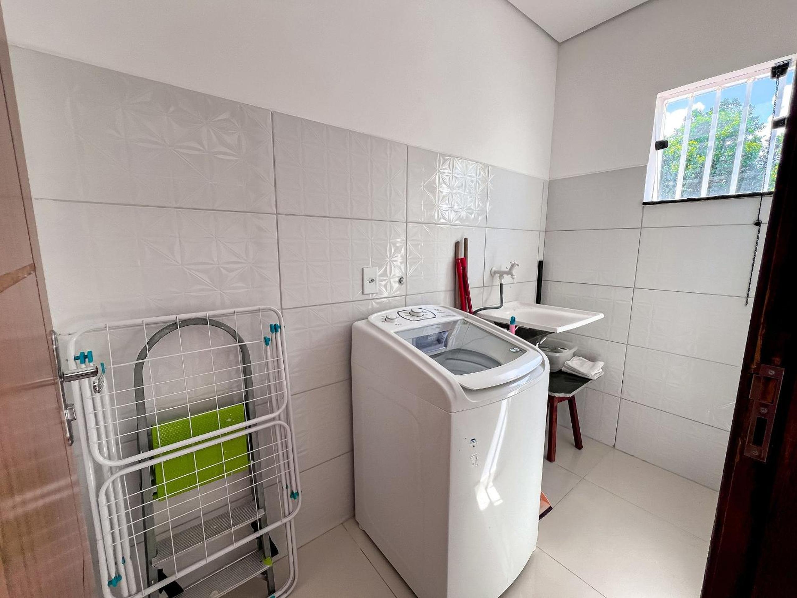 Apê pavimento superior com 3 quartos com ar condicionado, varanda e suite com vista para a piscina e internet privativa, a poucos metros da Praia de Tapera