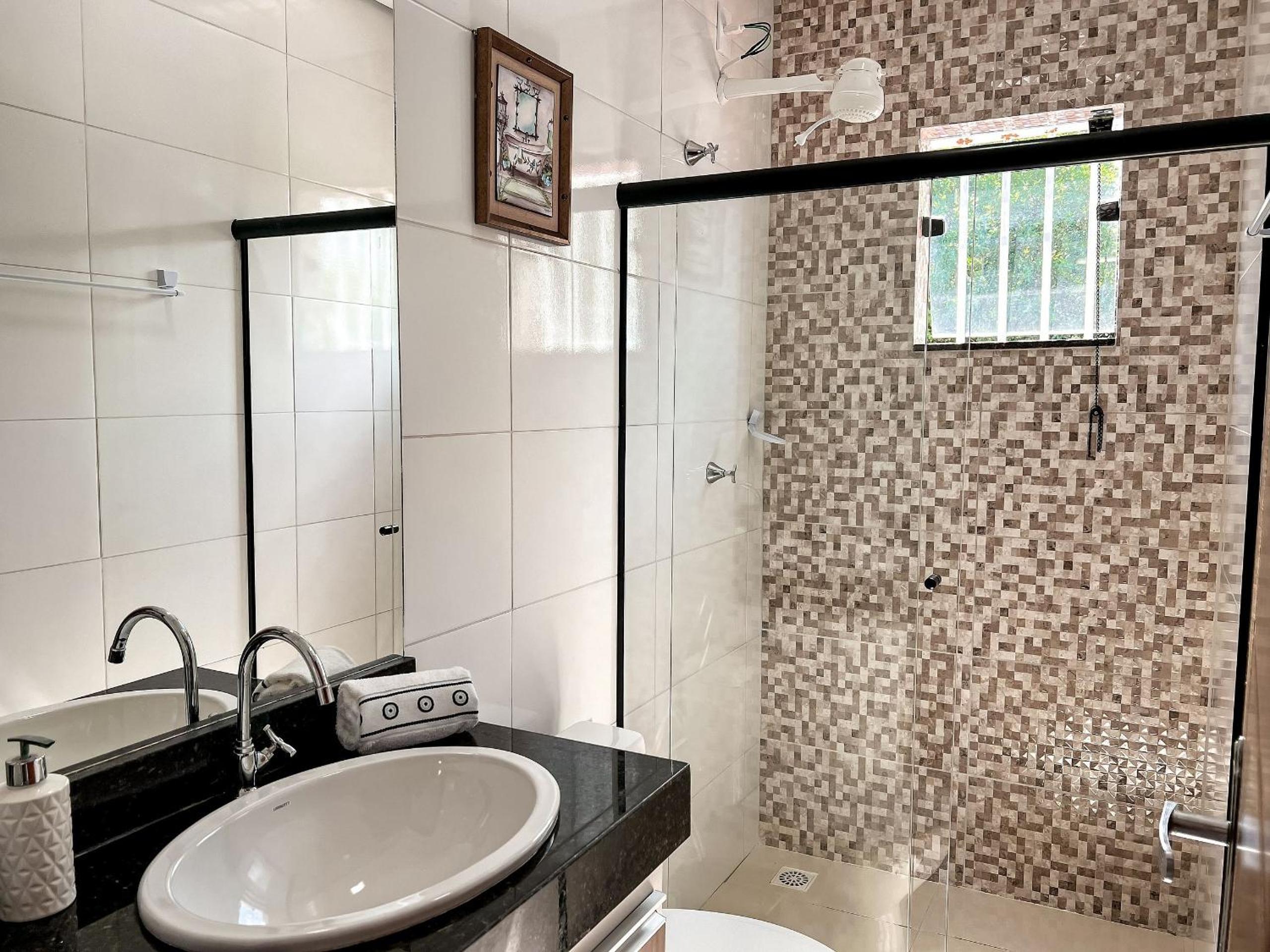 Apê pavimento superior com 3 quartos com ar condicionado, varanda e suite com vista para a piscina e internet privativa, a poucos metros da Praia de Tapera