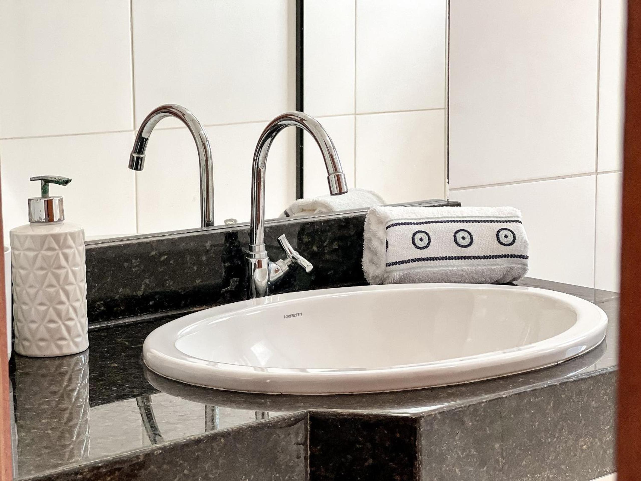 Apê pavimento superior com 3 quartos com ar condicionado, varanda e suite com vista para a piscina e internet privativa, a poucos metros da Praia de Tapera