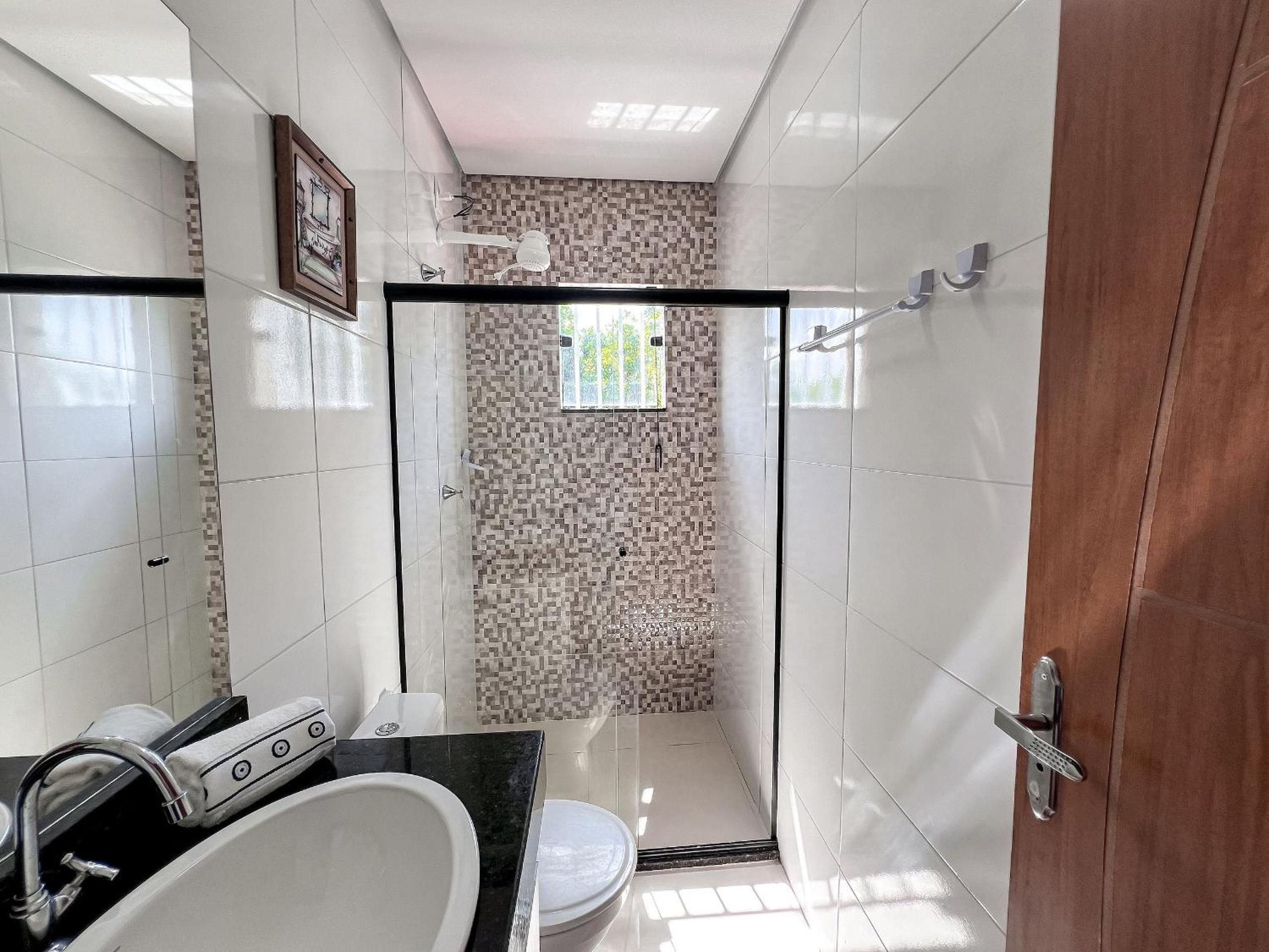 Apê pavimento superior com 3 quartos com ar condicionado, varanda e suite com vista para a piscina e internet privativa, a poucos metros da Praia de Tapera