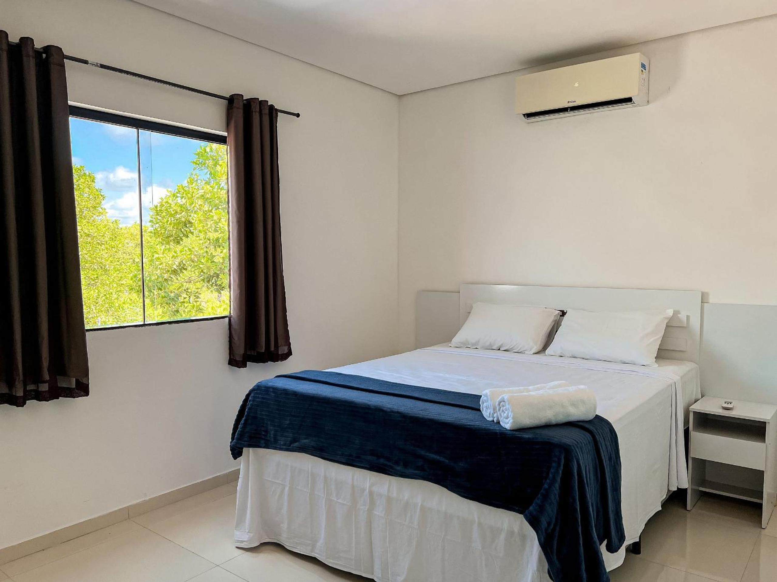 Apê pavimento superior com 3 quartos com ar condicionado, varanda e suite com vista para a piscina e internet privativa, a poucos metros da Praia de Tapera