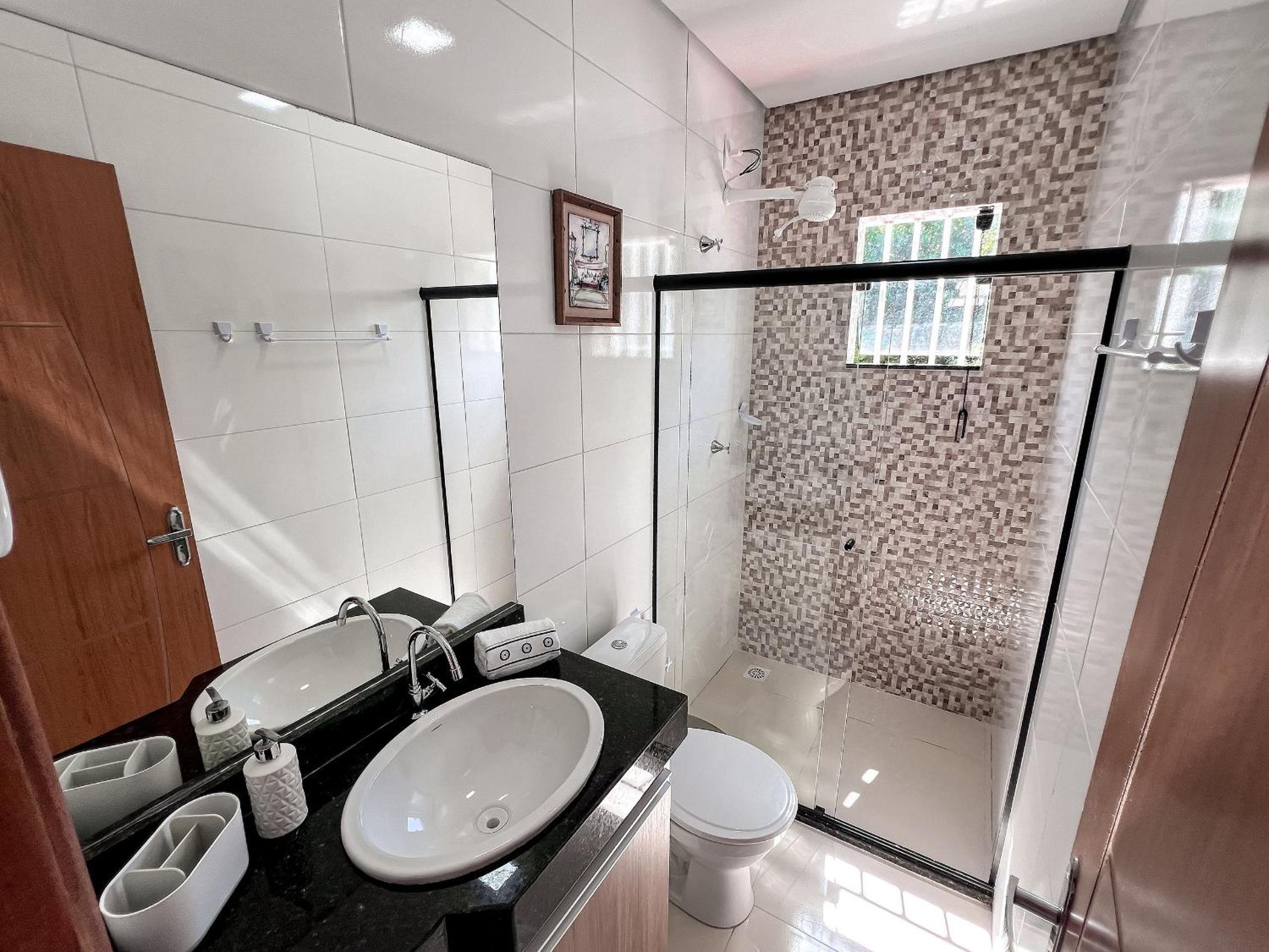 Apê pavimento superior com 3 quartos com ar condicionado, varanda e suite com vista para a piscina e internet privativa, a poucos metros da Praia de Tapera